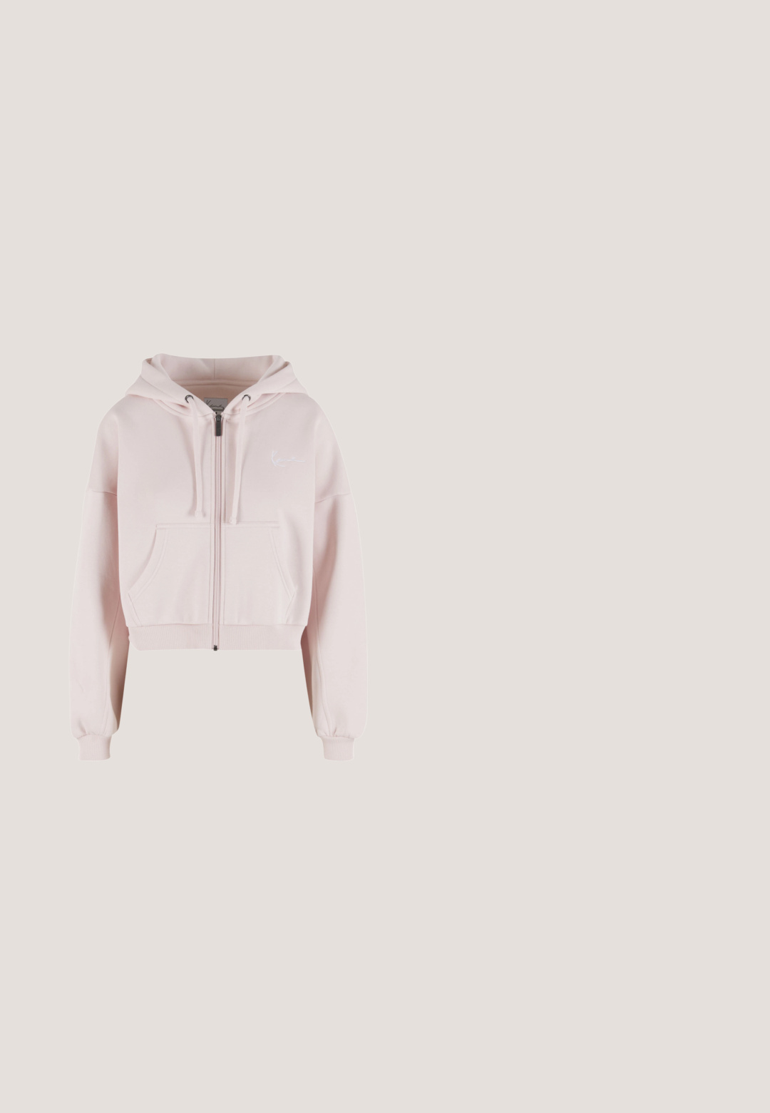 Sudadera rosa recortada hecha de tela suave con cierre de cremallera, bolsillos frontales, puños acanalados y un pequeño logo bordado en el pecho.; Camiseta corta rosa hecha de una tela suave y brillante. Tiene mangas cortas y un cuello redondo con un logotipo de texto blanco en el centro.; Pantalones anchos de pierna en gris oscuro con una cintura alta fruncida. Fabricados con una tela suave y elástica con una textura lisa y sin patrones visibles.; Zapatilla deportiva gruesa en rosa pálido con tejido de malla, patrón floral, lentejuelas, suela blanca gruesa con dibujo rosa y cierre de cordones.; Pequeño bolso verde hecho de cuentas redondas translúcidas con un asa con cuentas sobre un fondo blanco liso.; Pendientes con cristales rosas incrustados, con formas intrincadas y detalles metálicos. Diseño ligero con un patrón de filigrana y cierre de poste.