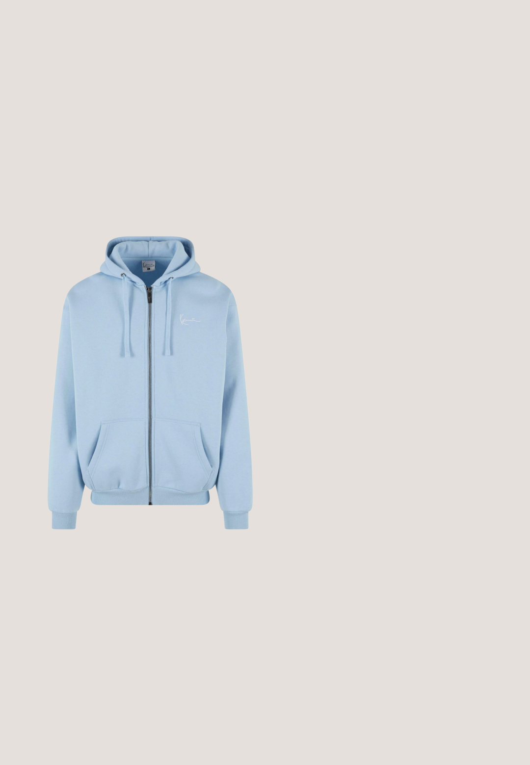 Hellblaues Zip-Hoodie aus weichem Stoff. Verfügt über eine Kapuze, Vordertaschen, gerippte Bündchen und Saum sowie ein kleines weißes Logo auf der Brust.; Beige Fleece-Weste mit hohem Kragen, Frontreißverschluss und zwei seitlichen Taschen. Verfügt über ein strukturiertes Material und ein gestepptes Muster.; Beige Kurzarm-T-Shirt mit vertikalen weißen Streifen, runder Ausschnitt und "KANI"-Logo in der Mitte. Aus Baumwollmaterial.; Beige Cargo-Shorts aus Baumwolle mit einem Kordelzugbund, zwei Seitentaschen und einer einzelnen Seitentasche, mit sichtbaren Nähdetails.; Weißer und brauner Sportschuh mit Obermaterial aus Mesh, gepolstertem Kragen und Gummisohle. Verfügt über gelbe Akzente und ein geschwungenes Design.; Leinentasche mit cremefarbenem Körper, braunen Lederakzenten, Reißverschluss und seitlichem Griff für einfachen Transport. Mit einem Logopatch auf der Vorderseite.