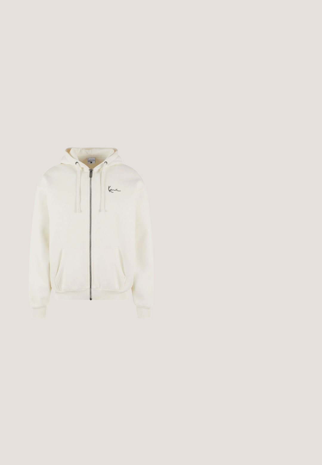 Reißverschluss-Hoodie aus weichem, cremefarbenem Stoff mit einem schwarzen Logo-Akzent auf der Brust. Verfügt über eine mit Kordelzug verstellbare Kapuze und zwei Fronttaschen.; Schwarwest isolierte Weste mit hohem Kragen, Vorderreißverschluss, zwei Druckknopftaschen und einem gequilteten hexagonalen Muster.; Weißes T-Shirt mit kurzen Ärmeln, auf der linken Brustseite mit "Kyoto / Japan" und kleinem, kursivem Text bedruckt.; Rote Baumwollkurzshorts mit einem elastischen Bund, versehen mit einem großen weißen Grafikdesign am linken Bein und einer glatten Textur.; Weißer und grauer Sportschuh mit Mesh- und Lederdetails, in der Luft schwebend über einer Steinoberfläche, zeigt Seiten- und Draufsicht.; Schwarze geprägte Leder-Bauchtasche mit Frontreißverschlussfach und Lacoste-Logoaufnäher auf einfarbigem Hintergrund.