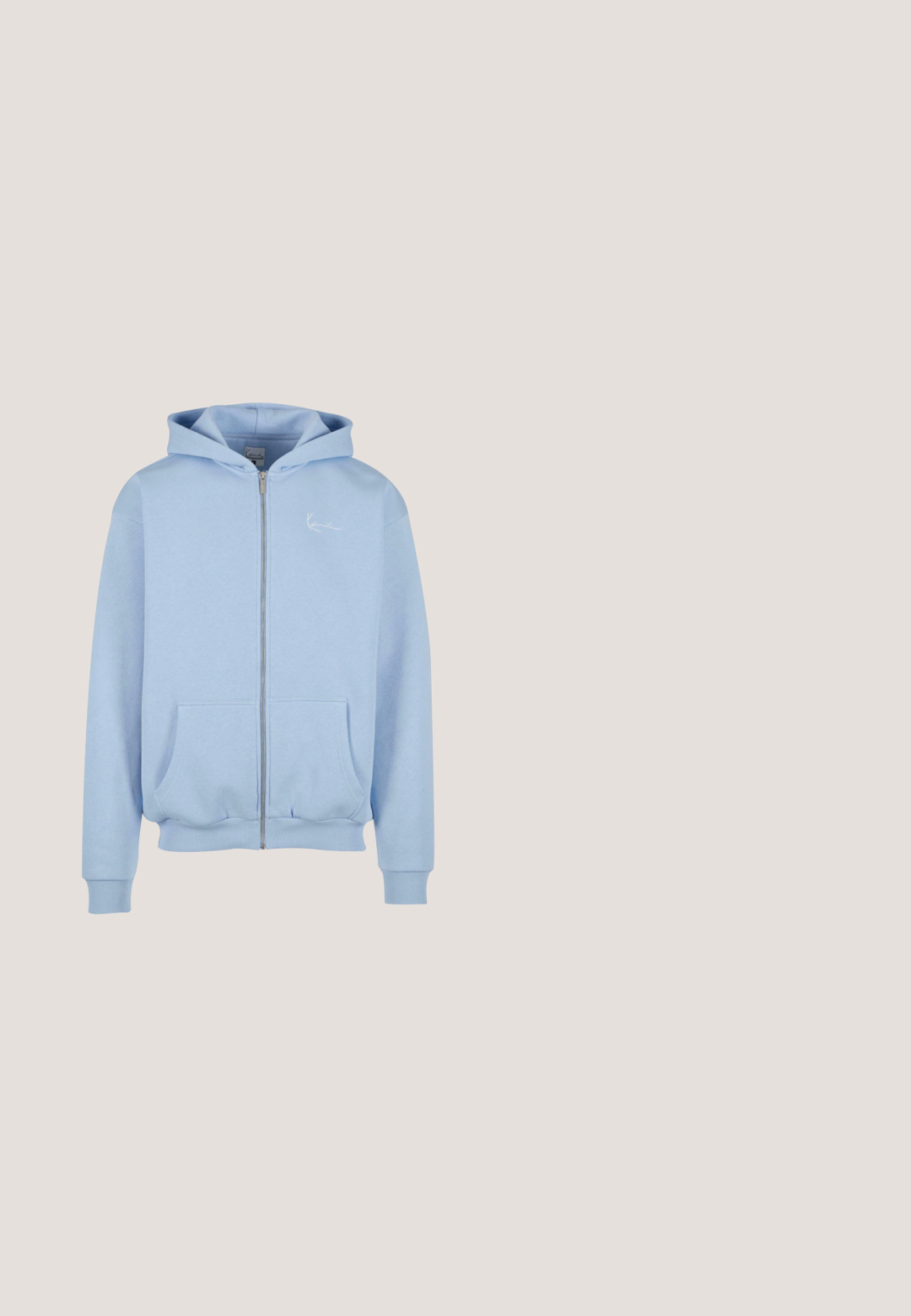 Haut à capuche zippé bleu clair en tissu doux mélangé coton, doté d'une poche avant, de poignets côtelés et d'un petit logo sur la poitrine.; Gilet matelassé sans manches bleu marine avec un col haut, comportant une fermeture éclair sur le devant et un motif texturé de lignes ondulées.; T-shirt bleu clair à manches courtes avec un graphique centré d'un voilier sur l'eau, avec le texte « Studio Originals » au-dessus de l'image.; Jean en denim bleu clair avec une coupe droite, présentant un design classique à cinq poches et un léger délavage pour une texture.; Baskets de sport en synthétique blanc et bleu clair, avec un bout arrondi, un système de laçage et un logo noir sur le côté.; Sac bandoulière en jean Karl Lagerfeld avec poche frontale zippée et sangle noire réglable avec logo embossé.