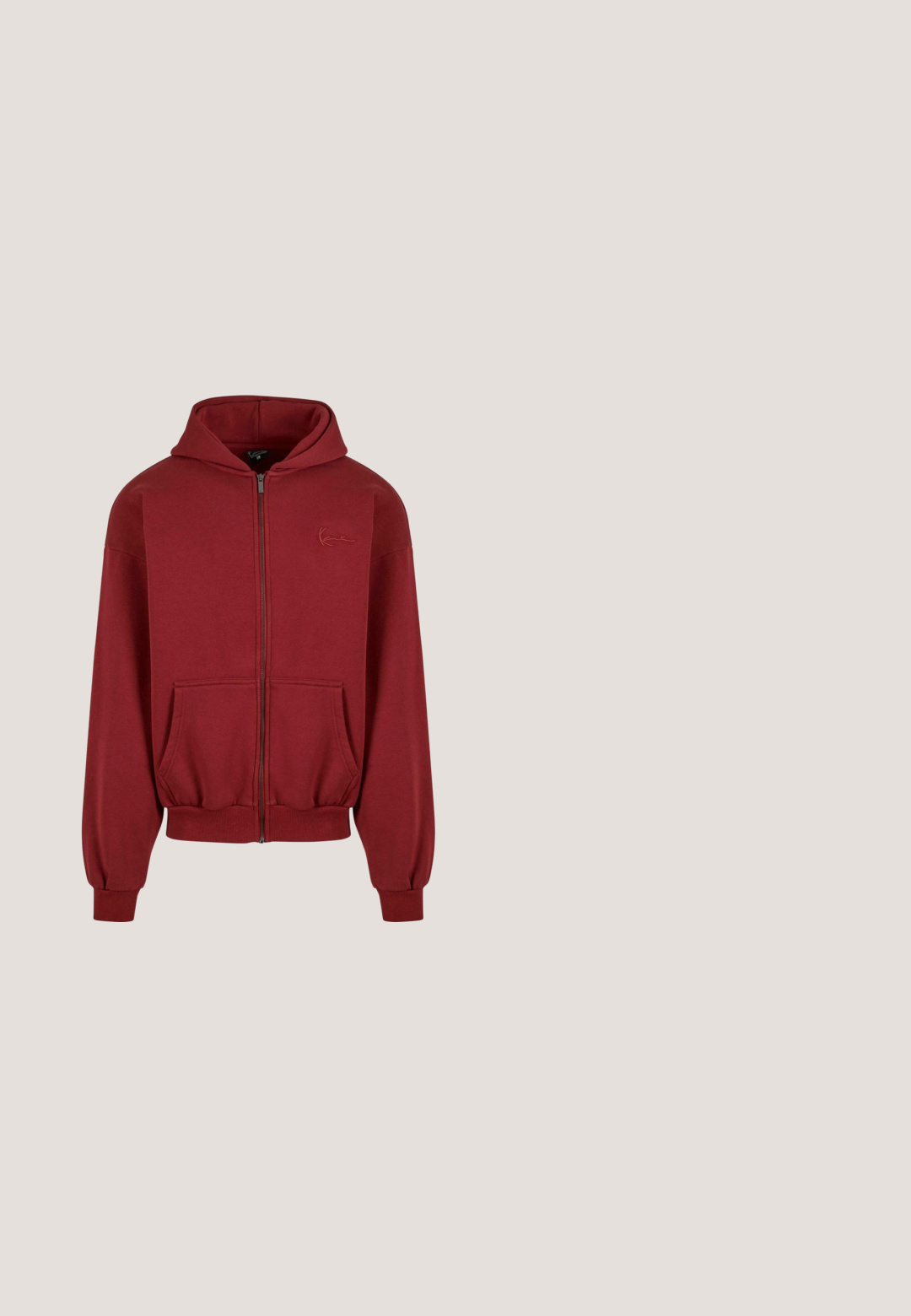 Sudadera roja con cremallera, hecha de tela suave, que cuenta con una gran capucha, bolsillos frontales, puños acanalados y un logo discreto en el pecho.; Chaleco aislante negro con un alto cuello, cremallera frontal, dos bolsillos con botón a presión y un patrón hexagonal acolchado.; Camisa de algodón roja con cuello redondo, mangas cortas y un pequeño logo negro en el lado izquierdo del pecho y en la manga. Tejido de color sólido y suave.; Jeans de mezclilla negra con un diseño de pierna recta, que presentan bolsillos frontales, un cierre de botón y un sutil detalle del logo en la cinturilla.; Zapatilla de ante verde con suela de goma blanca, que presenta un logo negro en el costado y cordones planos. Diseño de puntera redondeada y de corte bajo.; Riñonera con tela con patrón marrón oscuro, parte superior de cuero negro y bolsillo frontal con solapa, doble cremallera y dos cierres de hebilla negros.