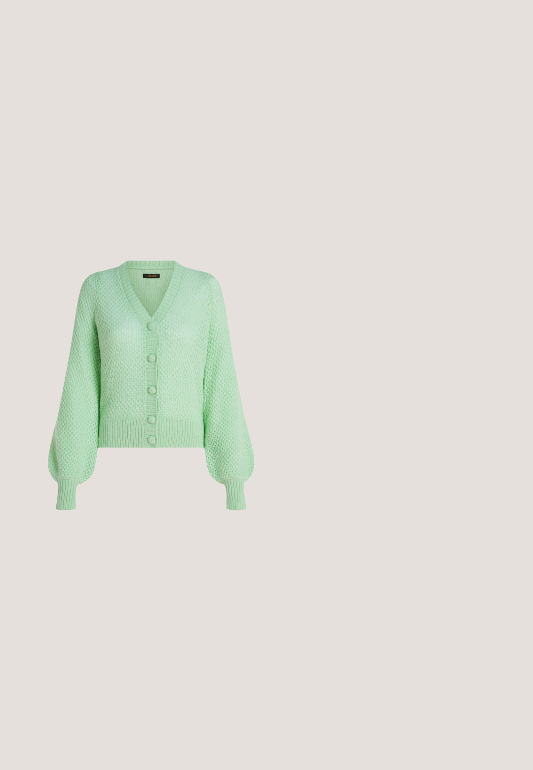 Hellgrüne Strickjacke mit strukturiertem Muster, V-Ausschnitt, fünf überzogenen Knöpfen und langen Ballonärmeln mit gerippten Bündchen und Saum.; Himmelblause, kurzärmelige Bluse mit V-Ausschnitt, mit dekorativem Schlaufenrand entlang der Vorderöffnung und gerafften Ärmelsäumen.; Hellgrüner plissierter Midirock mit elastischem Bund, geradem Schnitt und leichtem Stoff.; Rosa Plattformsandalen aus Kunststoff, ausgestattet mit zwei verstellbaren Riemen mit weißen Nähten und einer strukturierten Sohle für besseren Halt.; Kleine, hellgrüne Handtasche mit einer Schleifendetail auf der Vorderseite und einem verstellbaren Schulterriemen, dargestellt vor weißem Hintergrund.; Zarte goldene Halskette mit zwei kleinen Anhängern aus Perlmutt in Form eines vierblättrigen Kleeblatts, einer in der Mitte und einer nahe dem Verschluss.