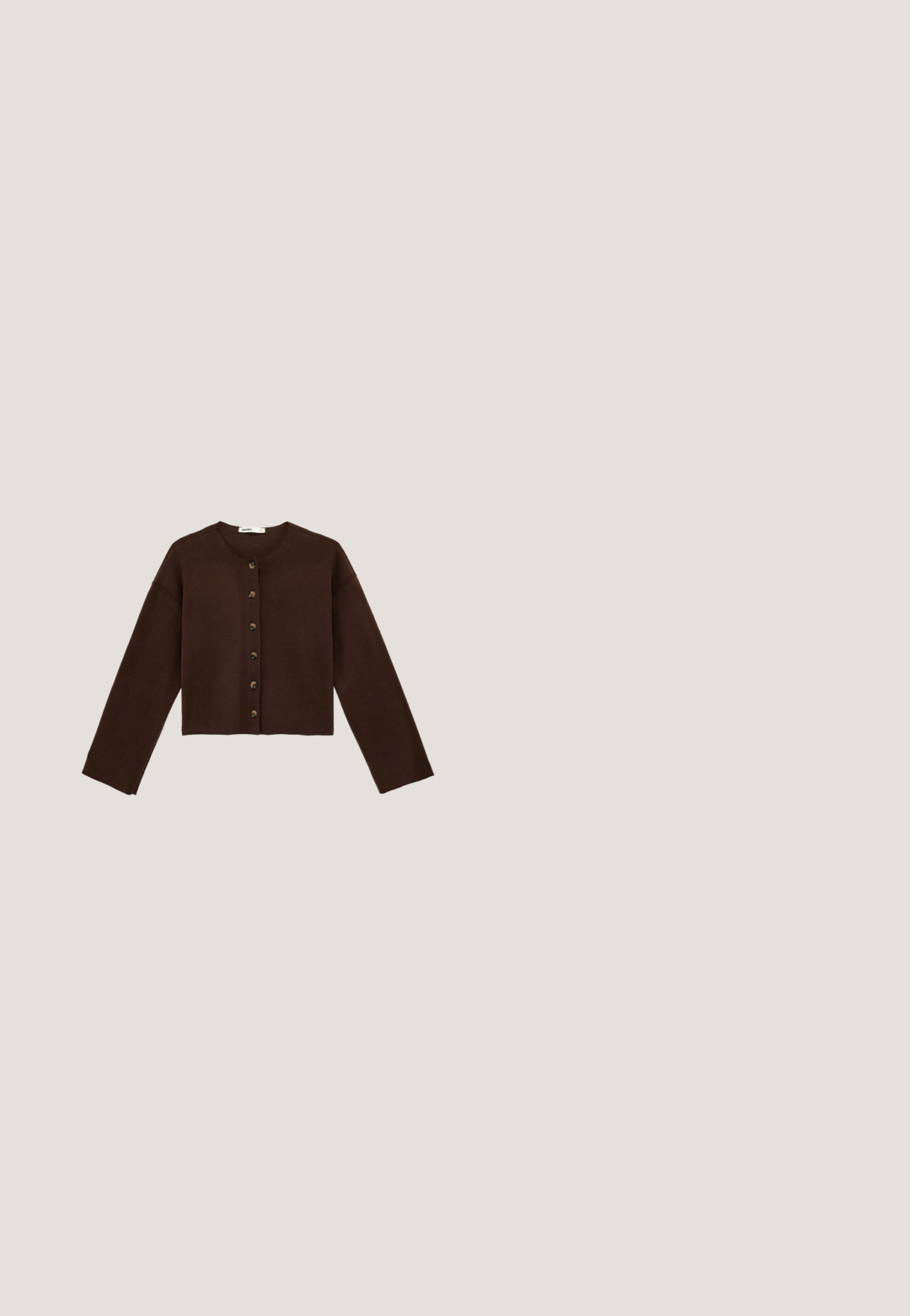 Bruine cropped cardigan met lange mouwen, ronde hals en zes knopen aan de voorkant, afgebeeld op een witte achtergrond.; Halter-stijl tas van zacht bruin suede met een geknoopte bovenkant en een sleufvormig uitsnede. Heeft een gladde textuur en een minimalistisch ontwerp.; Bruine, op maat gemaakte broek met een elastische tailleband, twee voorzakken en een rechte pijpdesign. Glenzende stof, minimale detailing.; Slingback schoen met luipaardprint, een spitse neus, zwarte accenten en een kleine blokhak, met een goudkleurige punt op de neus.; Bruine schildpad zonnebril met rechthoekige lenzen. Gouden accenten op de pootjes hebben duidelijke decoratieve elementen.; Bruine leren handtas met gestructureerd ontwerp, bovenhandvat, gouden kettingriem, voorflap en een opvallende logoplaat. Gladde textuur.