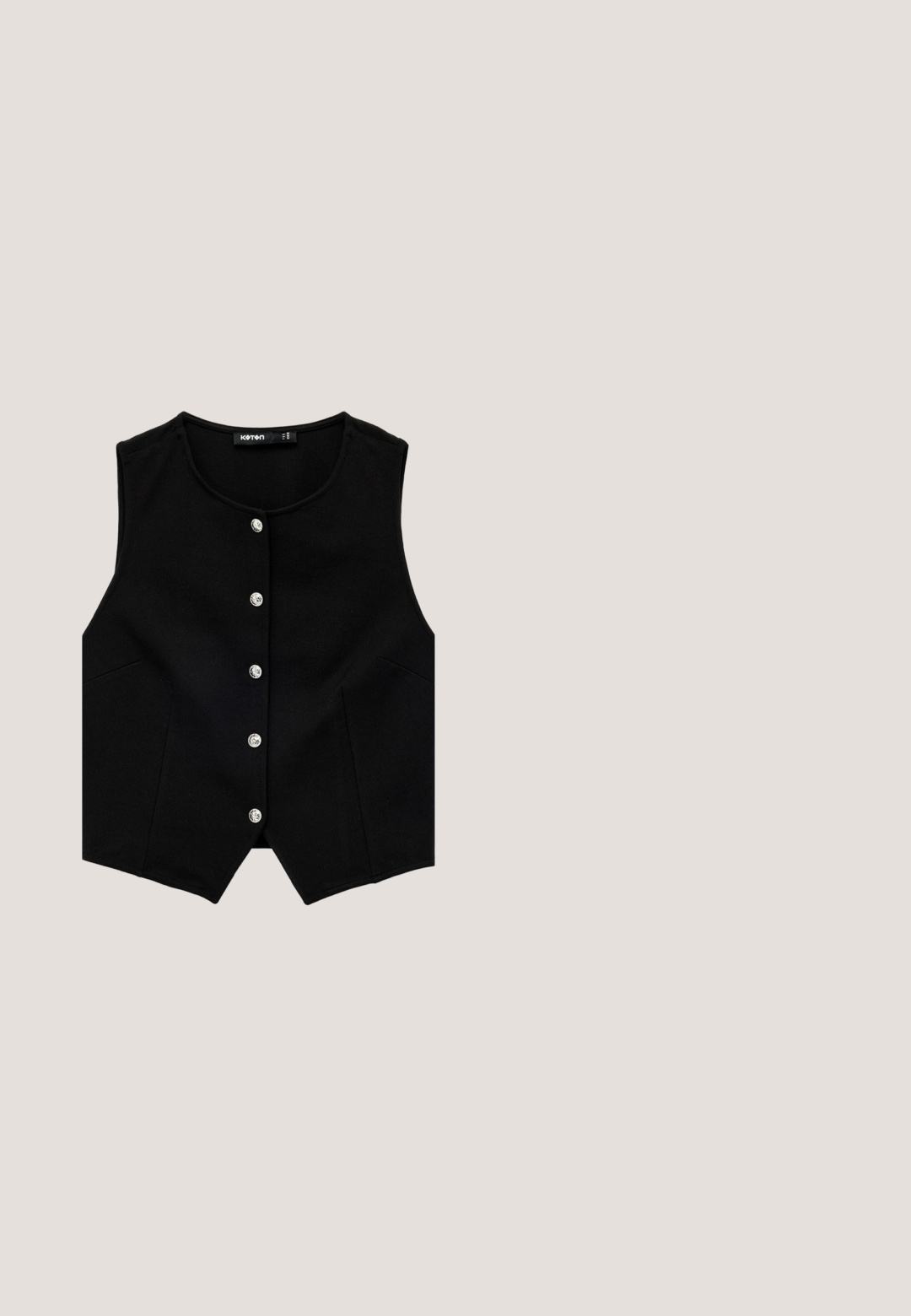 Chaleco negro sin mangas con un diseño estructurado, que presenta un escote redondeado, costuras contorneadas y un corte en forma de triángulo en el dobladillo trasero.; Polo blanco de manga corta con ribete negro en el cuello, los bordes de las mangas y la apertura en forma de V, extendido sobre un fondo blanco.; Shorts negros a medida con pliegues, que cuentan con un cinturón negro delgado con hebilla dorada. Elaborados en un tejido suave, ofrecen un aspecto pulido.; Zapato plano de piel sintética negra con puntera afilada, correa de tobillo con acentos circulares y tacón bloque en tono dorado.; Delicada pulsera de cadena de oro con un colgante de trébol de cuatro hojas negro y un pequeño corazón de oro cerca del cierre sobre un fondo claro.; Cartera de cuero negro texturizado con bolsillo frontal con solapa, cadena dorada como correa y cierre con el logotipo doble C dorado sobre un fondo claro.