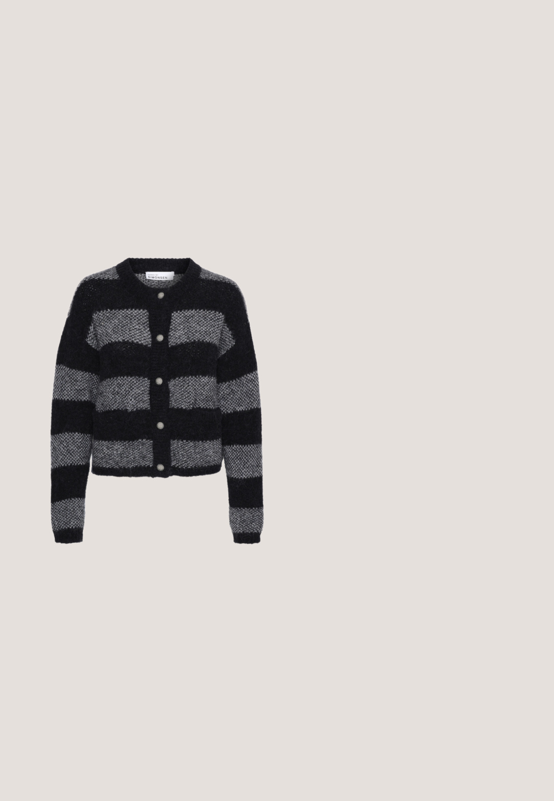 Sort og gråstribet cardigan lavet af blødt strikmateriale. Har knaplukning, rund halsudskæring og tekstureret vævet mønster.; Sort turtleneck-top lavet af blødt, strækbart stof. Har lange ærmer, en tætsiddende silhuet og en høj halsudskæring. Ingen mønstre eller dekorationer.; ICHI IHKATE - Bukser - vetiver; Sort læder ankelstøvle med spids tå og lav kitten hæl på lys baggrund, der viser yderside.; BALAGAN HUG - Håndtasker - black; Et par skinnende sølv hoop øreringe med et tykt, afrundet design og stiftecirkler på en hvid baggrund.