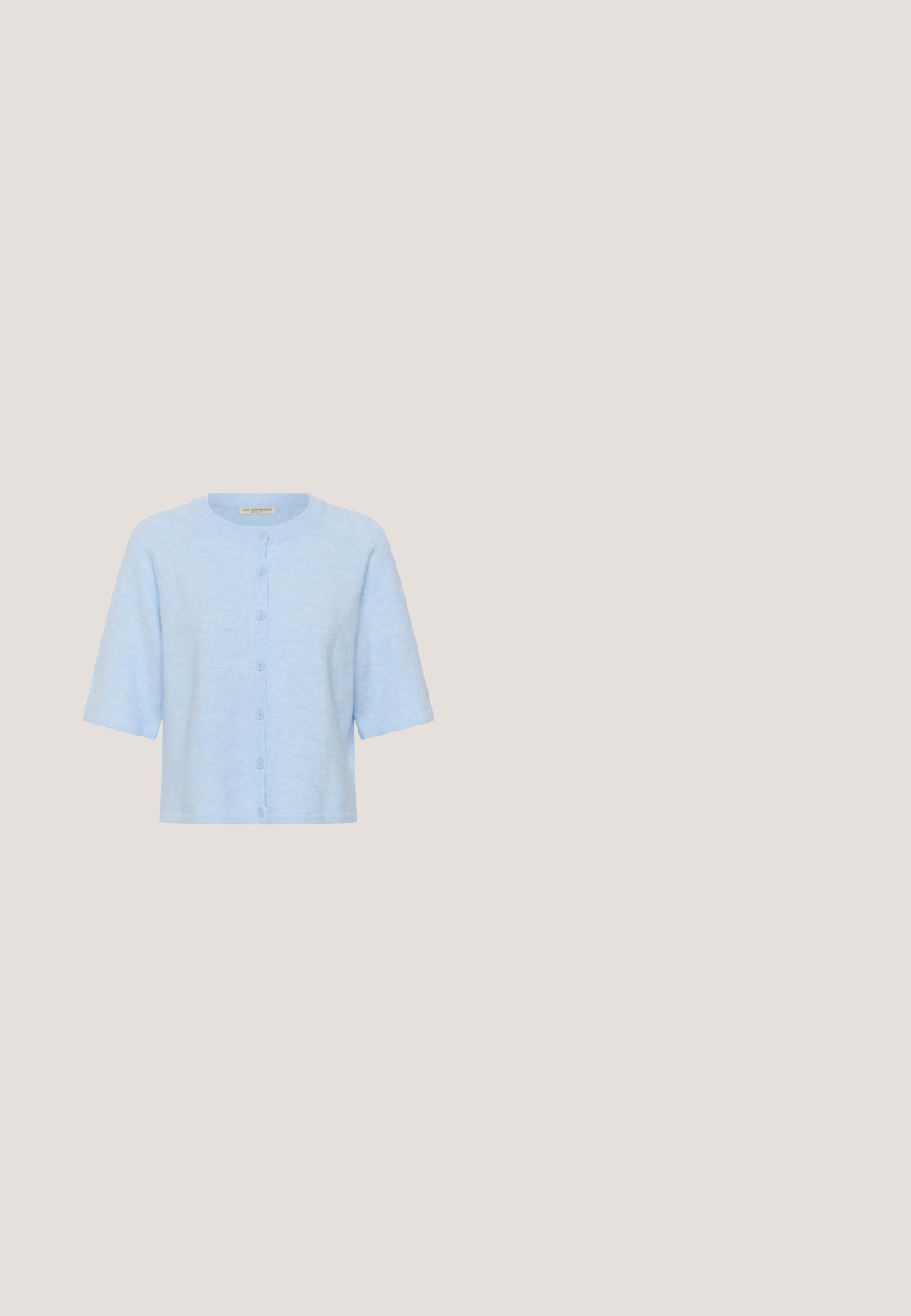 Cárdigan azul claro de manga corta con cuello redondo y botones delanteros, hecho de tejido de punto suave.; Camiseta de tirantes azul claro con textura acanalada, escote redondo y forma ajustada, talla pequeña, sobre fondo blanco liso.; Pantalones de pierna ancha de color azul claro con un patrón a cuadros en tonos alternos, con una cinturilla elástica para mayor comodidad.; Zapatilla deportiva de ante azul claro con franjas de cuero beige, detalles perforados, lengüeta trasera blanca y suela de goma marrón, vista desde un lado.; Bolso alargado de color azul claro con doble asa y cierre superior de cremallera, descansando sobre un fondo blanco.; Pulsera ajustable con cuentas turquesas y doradas, una perla blanca central y un pequeño colgante de pájaro dorado en un cordón azul claro.