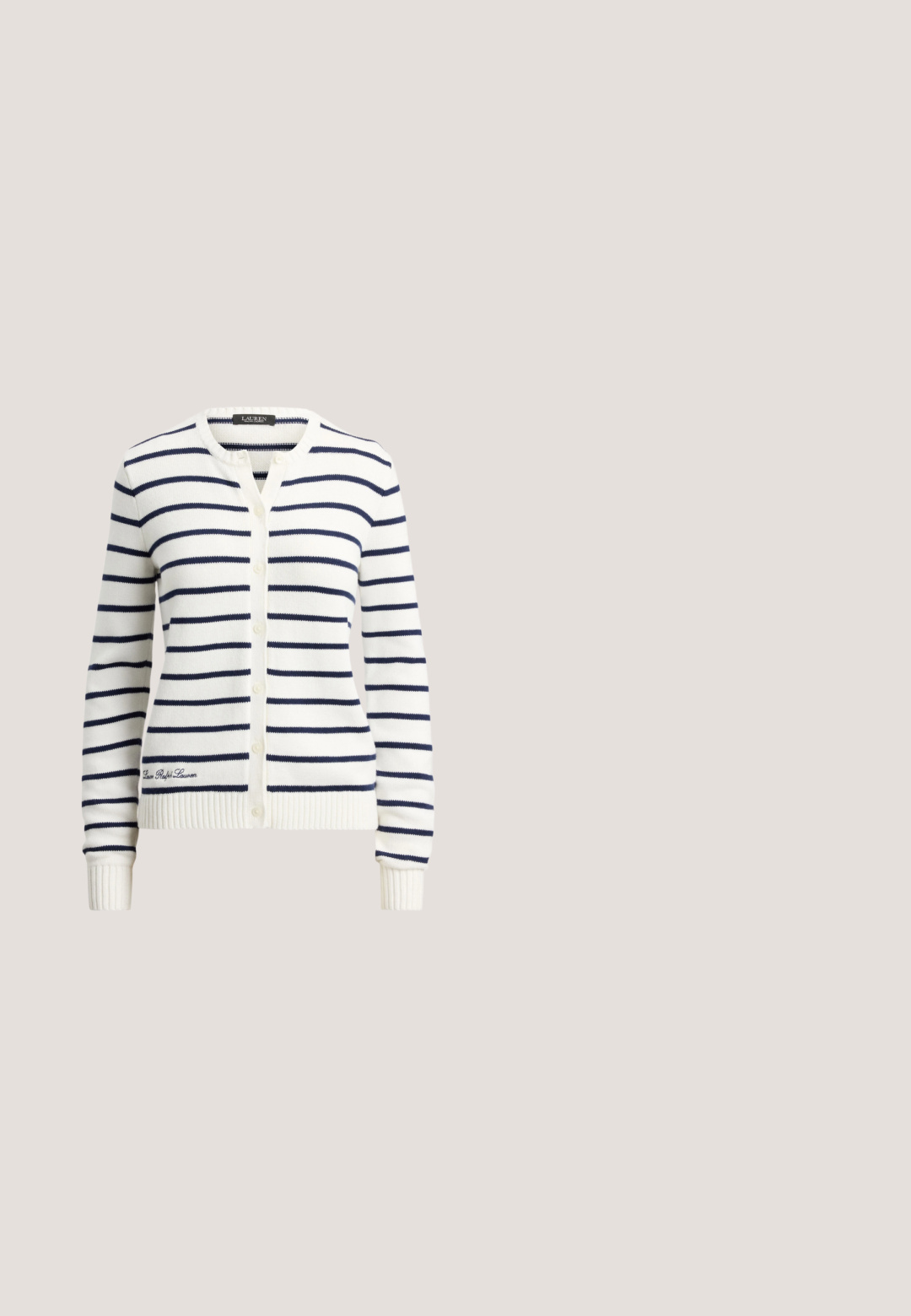 Weißer Cardigan mit marineblauen horizontalen Streifen, gerippten Bündchen und Saum. Verfügt über eine Knopfleiste und ein gesticktes Logodetail auf der Vorderseite.; Kurzärmliges Button-Down-Hemd in hellblau mit weißen Streifen. Der Stoff hat eine glatte Textur; verfügt über einen klassischen Kragen und einen entspannten Schnitt.; Hellblaue Jeans im Schlagstil mit fünf Taschen, Gürtelschlaufen und Knopfverschluss. Weicher Stoff mit dezentem Verblassen.; Weiße Sneaker mit einer strukturierten Wildlederoberfläche, flacher Sohle, goldenen Ösen und einem goldenen Akzent an der Ferse. Einfaches, minimalistisches Design.; Hellblaue Umhängetasche mit verstellbarem Riemen, bestickten Kaninchen, Schmetterlingen und weißen Gänseblümchen auf der Klappe.; Goldene Creolenohrringe mit einem Schleifendetail in der Mitte, einer glatten, glänzenden Oberfläche und einer abgerundeten, skulpturalen Form.