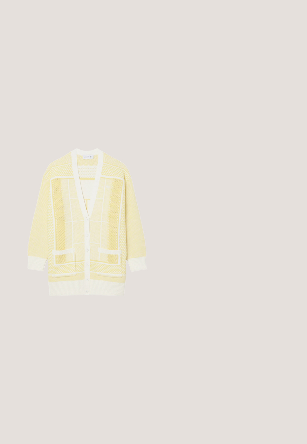 Cardigan tricoté jaune et blanc avec boutons frontaux, manches longues, deux poches avant et motifs géométriques texturés.; Débardeur jaune côtelé avec des bords blancs et des bretelles réglables, présentant un logo brodé discret au centre à l'avant. Texture de tissu douce.; Caleçons boxers jaunes rayés avec des illustrations de joueurs de tennis en bleu et une braguette à boutons sous une ceinture élastique.; Baskets basses blanches et beiges avec une semelle texturée, un devant à lacets et des rayures beiges sur les côtés, sur un fond neutre.; Sac en polyéthylène jaune avec un motif géométrique, fermeture zippée, accessoires en or et une bandoulière crème détachable. Forme rectangulaire.; Collier de perles avec des accents dorés, présentant un fermoir en or et un charme animal doré décoratif. Perles lisses et rondes dans un motif uniforme.