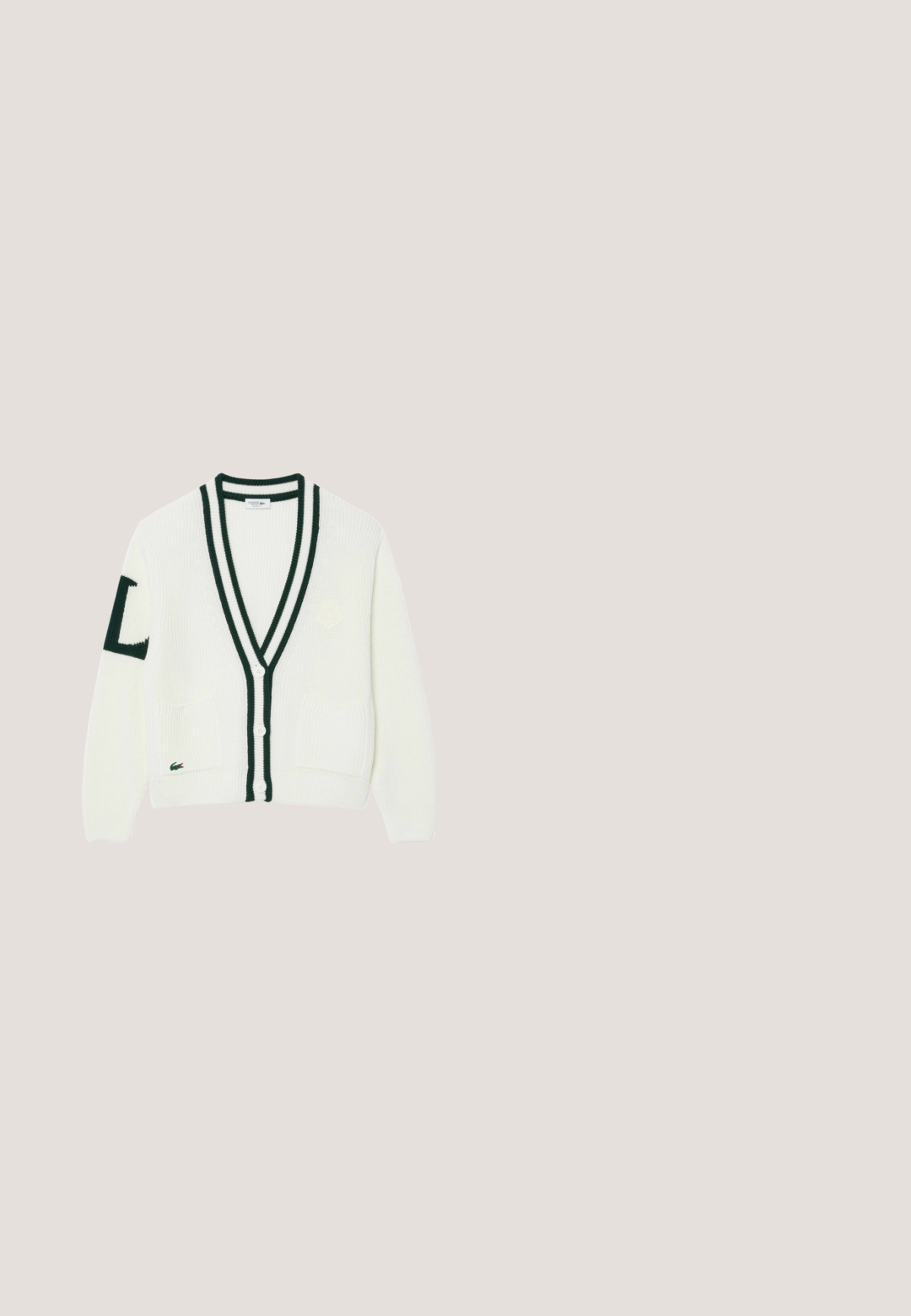 Cardigan tricoté blanc avec bordure vert foncé, trois boutons sur le devant, deux poches avant et un écusson sur la manche gauche.; Polo blanc à manches courtes avec col, patte de boutonnage et petit logo crocodile vert sur la poitrine gauche.; Pantalons larges blancs avec un waistband élastique, texture de tissu douce, plis centraux et un petit logo Lacoste brodé sur le côté.; Sneaker Lacoste noir et blanc avec lacets blancs, avant perforé, logo crocodile sur le côté et semelle marquée sur un fond neutre.; Sac fourre-tout noir avec un corps en nylon texturé, de fines poignées noires, et un petit accent de logo vert. Fermeture zippée en haut.; Bracelet à double chaîne couleur or avec fermoir mousqueton, maillons réglables, perle ronde et petit charme en forme de crocodile.