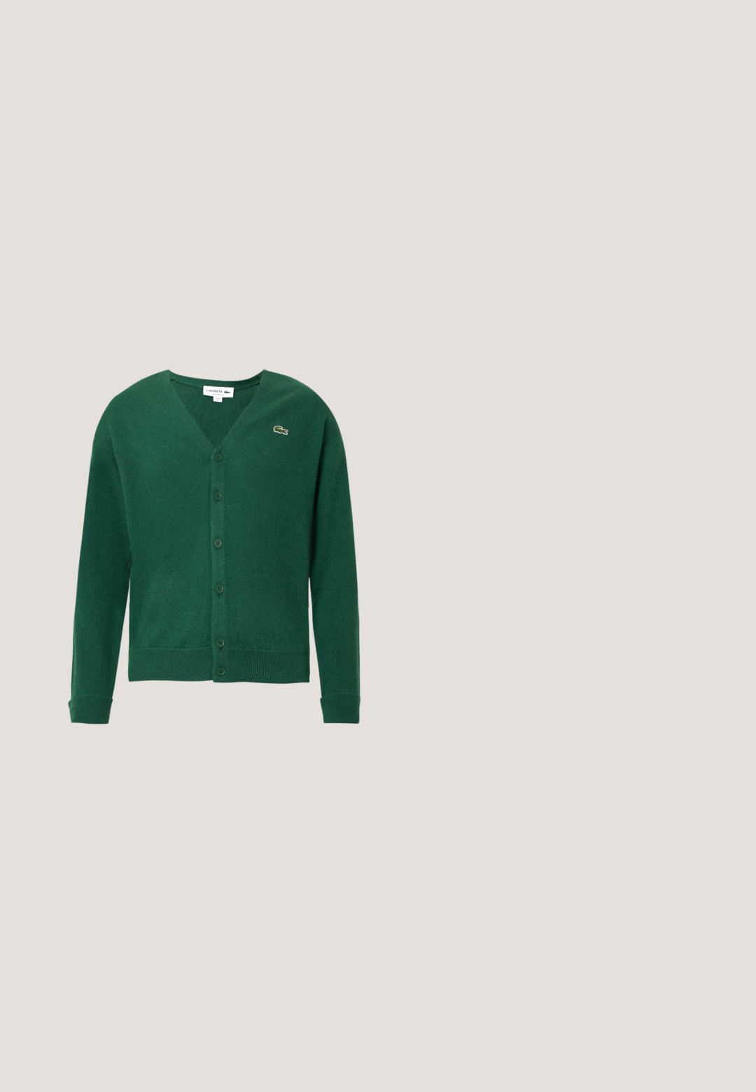Groene cardigan gemaakt van gebreid materiaal, met een V-hals, lange mouwen en knopen aan de voorkant. Klein geborduurd logo op de linkerborst.; Bruine T-shirt met korte mouwen van katoen. Heeft een subtiele groene geborduurde krokodillogo op de linkerborst. Klassiek ontwerp met ronde hals.; Lichtbeige sweatpants van katoen, met een elastische tailleband, geribde boorden en een groen logo met een bladerenontwerp op het linkerpand.; Bruine leren lage sneaker met veterontwerp en groen krokodillenlogo aan de zijkant, weergegeven op een effen neutrale achtergrond.; Zwarte nylon heuptas met een gladde textuur, ritssluiting en klein groen Lacoste krokodillenlogo aan de voorkant. Ontworpen voor lichtgewicht draagcomfort.; Armband van metalen schakels in goudkleur met een groen krokodillenlogo op één rechthoekige schakel, weergegeven op een effen lichte achtergrond.