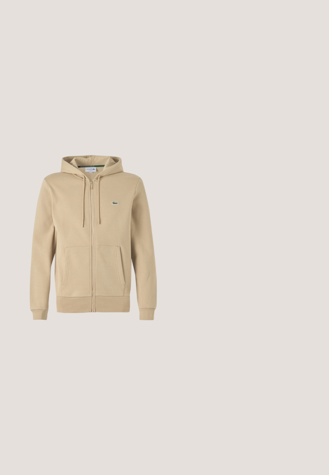 Housse zippée beige avec une poche avant, capuche à cordon de serrage et petit logo vert Lacoste. Fabriquée en mélange de coton doux.; Gilet rembourré noir avec un col montant, fermeture éclair et panneaux horizontaux. Présente un petit logo crocodile Lacoste sur la poitrine.; T-shirt en coton vert clair avec un col rond, des manches courtes et un petit logo sur la poitrine gauche. Texture lisse, coupe standard.; Pantalons de jogging noirs, légers, résistants à l'eau, avec une taille élastique et des poignets froncés ; détails minimalistes avec un petit logo.; Baskets noires avec semelle blanche, design à lacets et logo crocodile vert sur le côté, vues de l'extérieur sur un fond uni.; Sac messager noir Lacoste avec rabat avant et bandoulière réglable, avec logo crocodile blanc et texte "Lacoste Paris".