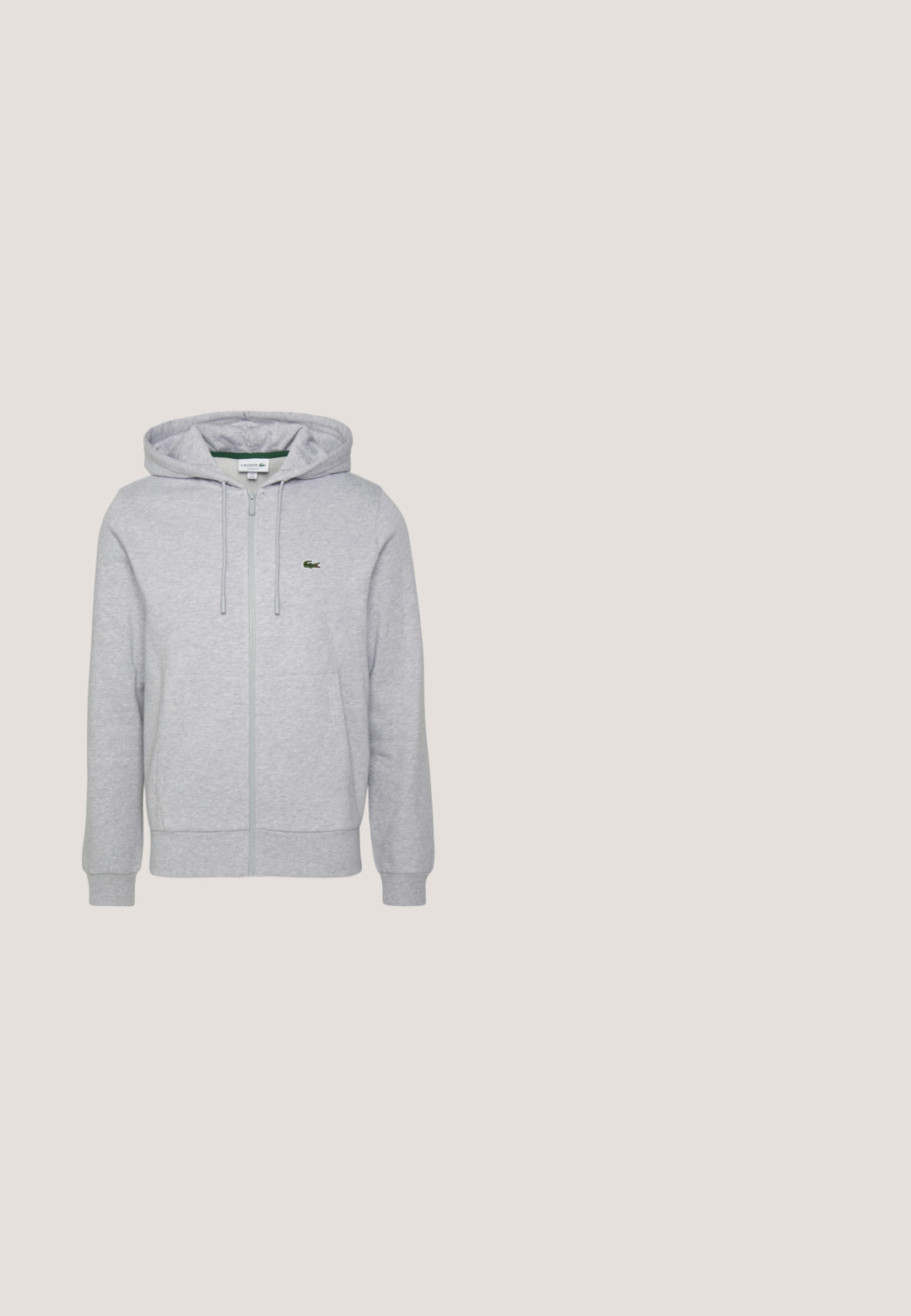 Sudadera con cremallera de color gris claro, hecha de una tela suave. Cuenta con un bolsillo tipo canguro y un pequeño logo verde de Lacoste en el lado izquierdo del pecho. Capucha ajustable.; Chaleco acolchado negro con cremallera frontal, cuello acanalado y bolsillos laterales. Presenta un pequeño logotipo verde de Lacoste en el lado izquierdo del pecho.; Camiseta de algodón gris con una franja horizontal negra que lleva "LACOSTE" en letras grandes blancas y un pequeño logo de cocodrilo verde arriba.; Pantalones de chándal grises de algodón con cintura elástica, cordones, bolsillos laterales y un pequeño logo amarillo en el muslo. Diseño de pierna estrecha.; Zapatillas de cuero negro con suela de goma blanca, con un logo de cocodrilo verde y cordones redondos, diseño elegante con textura suave.; Bolso cruzado sintético negro con patrón geométrico en relieve, bolsillo delantero con cremallera, logo de la marca y correa ajustable.