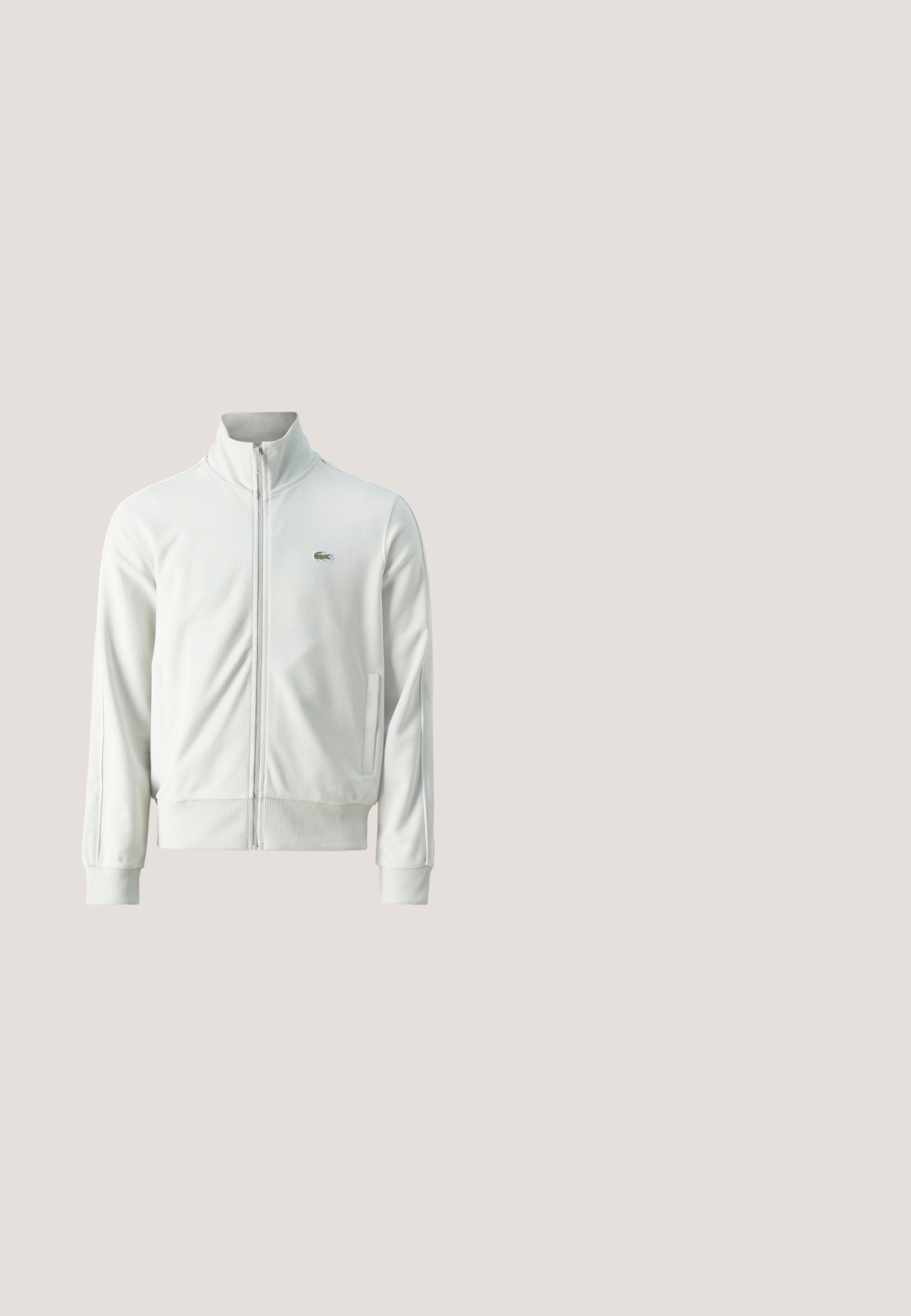 Lacoste Φούτερ με φερμουάρ - stone; Ανοιχτό γκρι κοντομάνικο T-shirt με πράσινο λογότυπο κροκόδειλου και λευκό κείμενο "LACOSTE PARIS" στο κέντρο του στήθους.; Λευκά βαμβακερά σορτς με ελαστική μέση. Διαθέτουν cropped σχέδιο και μια μικρή λογότυπη λεπτομέρεια στο κάτω δεξί πόδι.; Λευκά δερμάτινα sneakers με πράσινες λεπτομέρειες, σχέδιο με κορδόνια, χρυσά λούκια και υφή στους πάνελ. Παχύ κρεμ χρώματος καουτσούκ πάτος.; Μαύρη νάιλον τσάντα χιαστί με λεία υφή, ορθογώνιο σχήμα, μπροστινή τσέπη με φερμουάρ και ραμμένο λογότυπο.; Ασημένια αλυσίδα βραχιόλι με επίπεδο, χαραγμένο μεταλλικό κούμπωμα που διαθέτει πράσινη λεπτομέρεια. Οι κρίκοι είναι στρογγυλοί και γυαλισμένοι για λεία επιφάνεια.