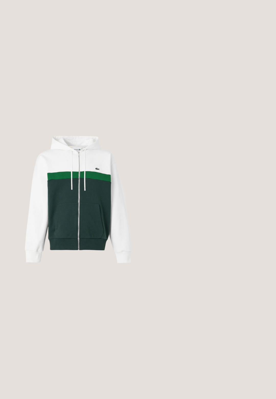 Ritsvest met witte mouwen, witte capuchon, groene borststrook, donkergroen lijf, voorzakken en klein logo op de linkerborst.; Marine blauwe gewatteerde vest met hoge kraag, ondoorzichtige rits aan de voorkant en horizontaal gestikt patroon. Heeft een klein groen logo aan de bovenkant van de linkerkant.; Wit poloshirt met lichtblauwe schouderpanelen en donkerblauwe korte mouwen, met een klein groen krokodillenlogo op de borst.; Navyblauwe zwemboxers van lichtgewicht materiaal; voorzien van een elastische tailleband en een klein logodetail aan de onderkant rechts.; Witte leren sneaker met marineblauwe zool, vetersluiting en een rood accent op de hiel. Voorzien van een klein geborduurd logo aan de zijkant.; Zwarte crossbody tas van textuurmateriaal, rechthoekige vorm, met rits voorkantzak en een groen krokodil logo accent. Inclusief verstelbare schouderband.