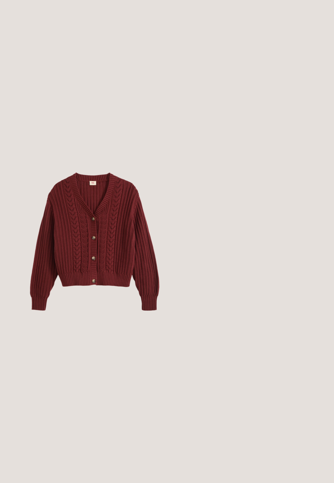 Cardigan tricoté couleur marron avec col en V, fermeture à boutons, poignets et ourlet côtelés, motifs torsadés texturés sur le devant et les manches.; Débardeur blanc côtelé sans manches avec bordure rouge foncé et petit teckel brodé ainsi que le logo Levi's sur la poitrine.; Jeans en denim bleu ajustés avec cinq poches, couture visible et fermeture à glissière. Présentent une texture légèrement délavée pour plus de détails.; Baskets en imprimé léopard avec une base beige, des accents marron et des lacets bordeaux. Présente des matériaux texturés et une semelle en caoutchouc.; Petit sac à main brillant rouge foncé avec une seule bandoulière, fermeture éclair argentée et logo « RAID » au centre avant.; Boucles d'oreilles en forme de goutte rouge, fabriquées en résine brillante, présentant une texture marbrée avec des motifs rouges foncés et noirs. Surface lisse, design symétrique.