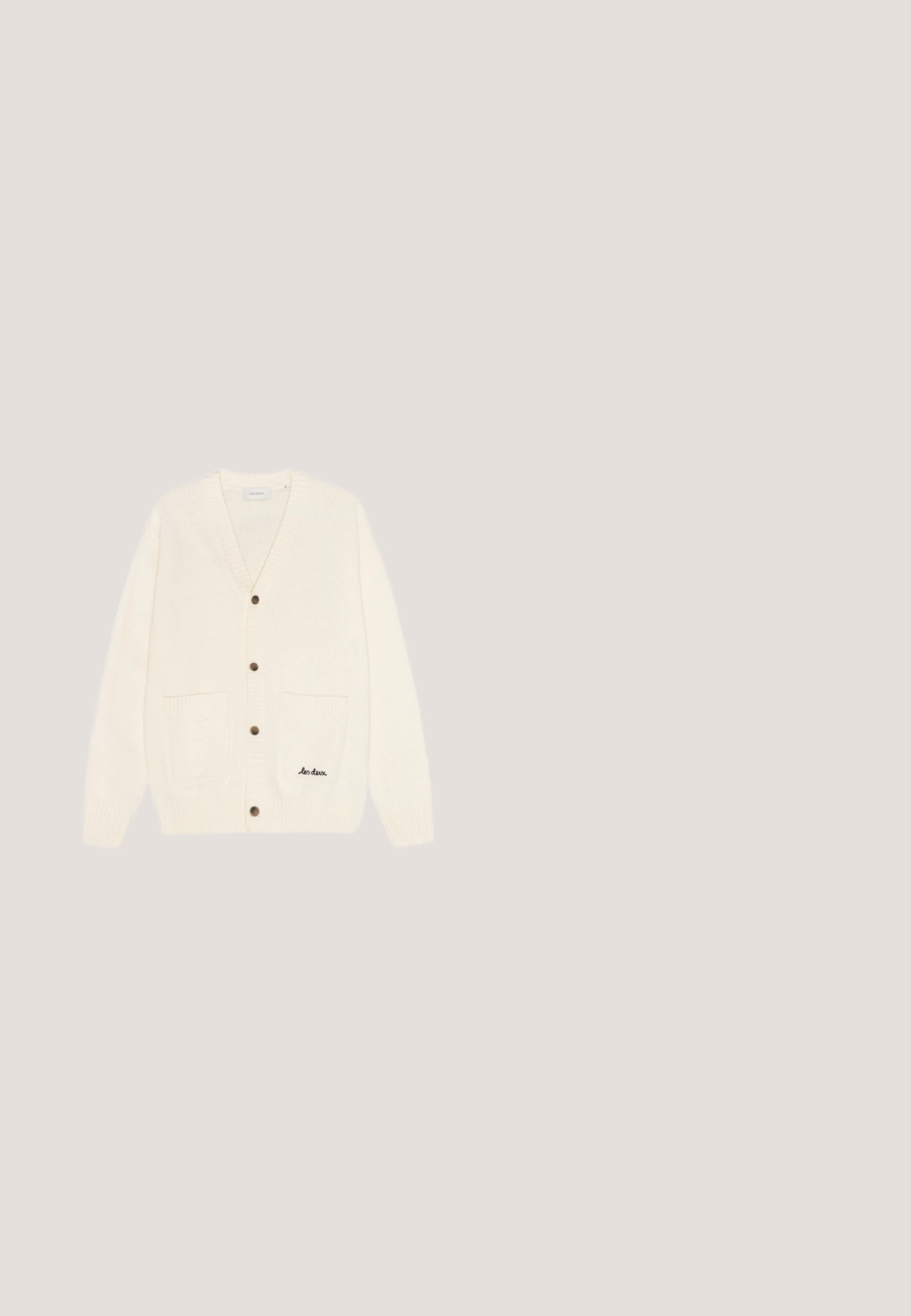 Cardigan crème avec un col en V, cinq boutons marron, deux poches avant et le texte noir brodé "les deux" sur la poche gauche.; Chemise noire à manches longues avec boutons, dotée d'un motif texturé subtil et d'une poche poitrine, posée à plat sur un fond blanc.; Shorts noirs sur mesure mi-genoux avec fermeture à boutons, passants de ceinture et plis sur le devant, sur un fond blanc uni.; Stuart Weitzman BASTIAN - Sandales tongs - black; Sac fourre-tout noir avec une surface texturée, deux poignées supérieures et une bandoulière amovible. Présente une plaque de marque à l'avant.; Anderson's Ceinture - black
