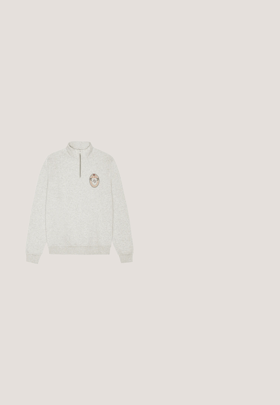 Hellgrauer Fleece-Pullover mit hohem Kragen, halbem Reißverschluss und rundem Logo auf der linken Brust. Gerippte Bündchen und Saum.; Weißes Poloshirt aus strukturiertem Baumwollstoff, mit einem Drei-Knopf-Verschluss, kurzen Ärmeln und einem schwarzen Logo-Patch auf der Brust.; Olivgrüne Cargohose mit elastischem Bund und schwarzen Kordeln, Klappentaschen an den Oberschenkeln und verstellbaren Beinbändern am Knöchel.; Weiße niedrige Lacoste-Sneaker mit schwarzem Krokodil-Logo an der Seite, weißen Schnürsenkeln und schwarzem Fersenpatch, auf neutralem Hintergrund präsentiert.; Schwarze, rechteckige Sonnenbrille mit Metallrahmen, dunklen Verlaufsgläsern und dünnen Bügeln, seitlich mit "BOSS" gebrandet.; Lacoste MESSENGER BAG MEN CLASSIC - Umhängetasche - noir