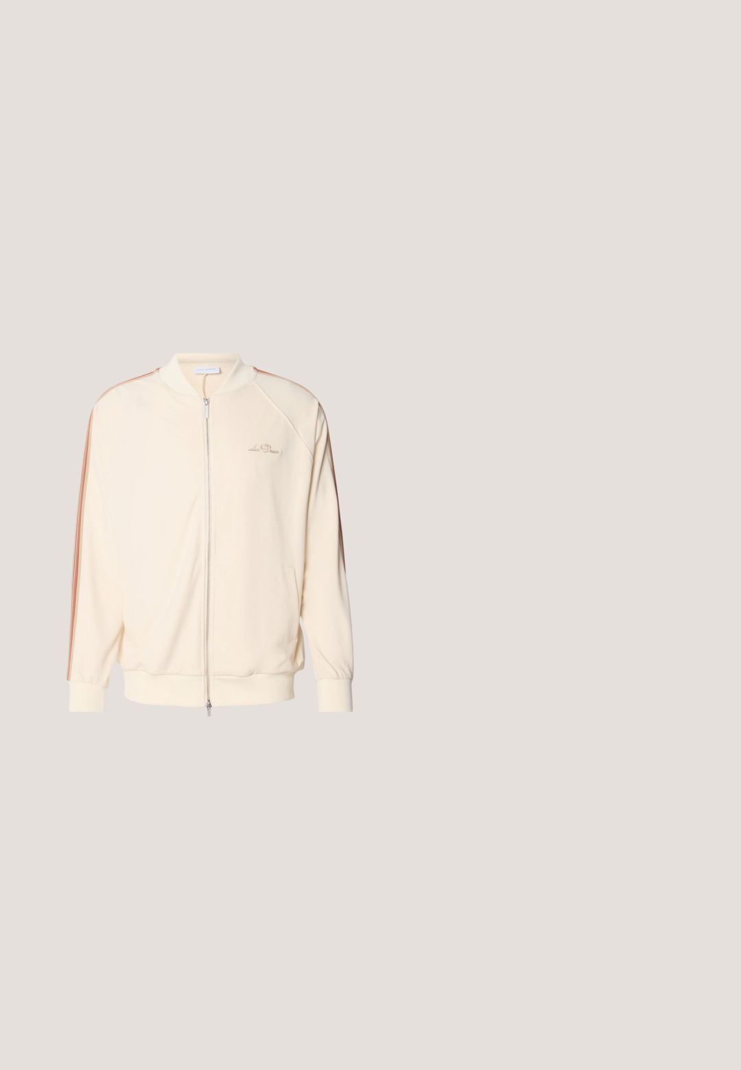 Chaqueta bomber crema con cierre de cremallera, rayas marrones en los hombros, puños de canalé y sutil bordado del logo en el pecho.; Camiseta de algodón de mangas cortas en color beige claro, con un pequeño logo verde en la parte izquierda del pecho. Diseño clásico de cuello redondo.; Vaqueros azul claro de pierna recta con desgaste en los muslos, estilo clásico de cinco bolsillos y trabillas para cinturón, exhibidos sobre un fondo blanco.; Zapatos deportivos de color azul marino con parte superior de malla, acentos texturizados y suela de goma blanca. Presentan un cierre de cordones y una marca en el costado.; Gafas de sol de tonalidad marrón con un delgado armazón de metal dorado, forma geométrica de lentes y patillas texturizadas. Incluye almohadillas nasales ajustables.; Bolso bandolera de cuero negro con textura, correa ajustable, compartimentos con cremallera y un parche de marca sutil en el frente.
