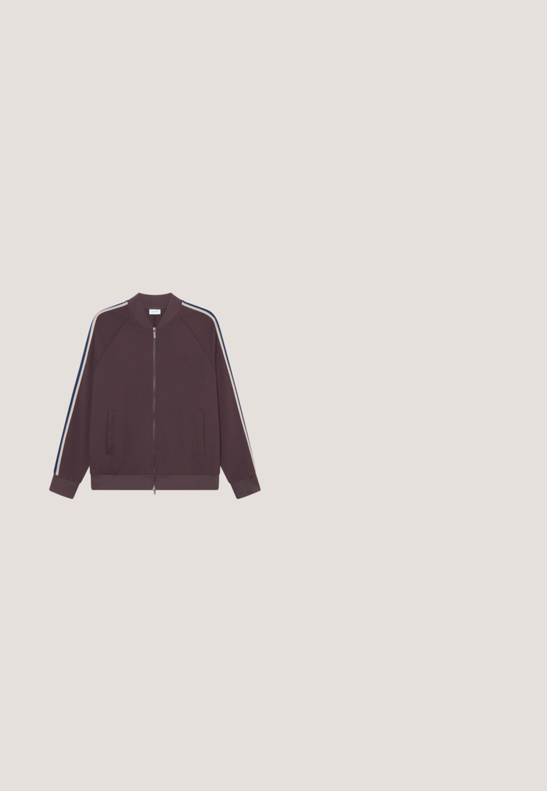 Veste de survêtement bordeaux avec zip intégral, manches raglan, poches latérales et bandes contrastantes en beige et bleu le long des épaules.; Polo shirt bordeaux avec un col zippé, comportant des rayures verticales bleues. Fabriqué en tissu doux, il a un col classique et des manches courtes.; Pantalon de survêtement bordeaux en tissu doux, avec une taille élastique à cordon de serrage et des poignets côtelés aux chevilles. Sans poches.; Bottines en suède noir avec un bout rond, un laçage à l'avant et une semelle en caoutchouc avec une finition texturée et un accent rouge au niveau du talon.; Lunettes de soleil rectangulaires noires avec verres foncés et montures épaisses, posées sur une surface claire.; Sac à épaule noir en matériau texturé de forme rectangulaire, avec une fermeture éclair, une bandoulière réglable et un petit logo.
