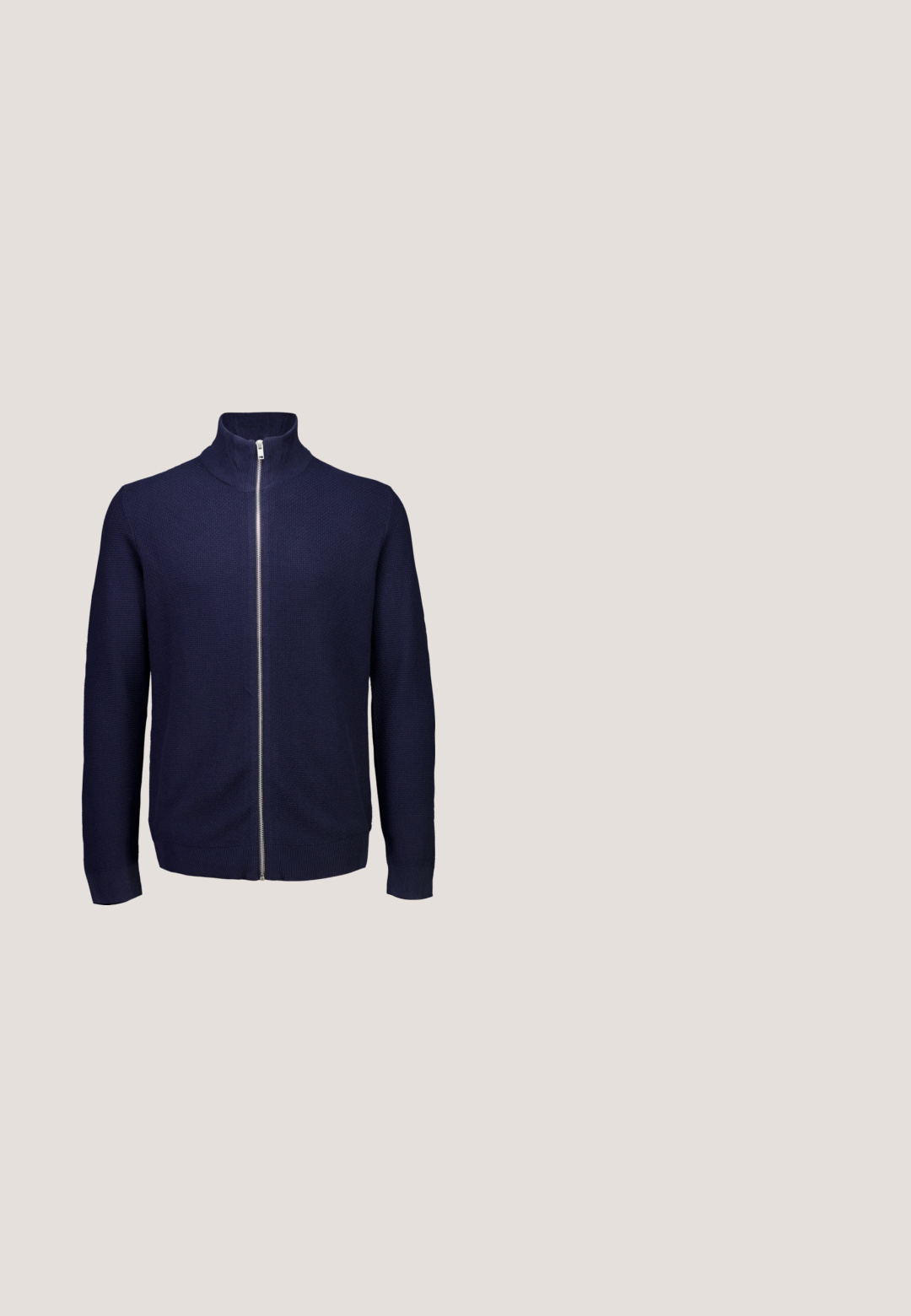 Marineblaue gestrickte Zip-up-Jacke mit langen Ärmeln und hohem Kragen, auf weißem Hintergrund präsentiert.; Hellblaues Herrenhemd mit dünnen weißen vertikalen Streifen, Knopfleiste, langen Ärmeln und spitzem Kragen.; Dunkelblaue Jeans aus Denim mit geradem Bein, ausgestattet mit Fronttaschen, einem Reißverschluss und dezenten Nähdetails.; Braune Lederhalbschuhe mit durchbrochenen Details, glatter Oberfläche, Schnürdesign, robuster schwarzer Sohle und rotem Akzent an der Ferse.; Braune Leder-Zip-Börse mit diamantgewebtem Muster und auf der Vorderseite mittig geprägtem "HOWARD"-Etikett.; Brauner Leder-Gürtel mit glatter Textur, silberner Metallschnalle und einem kleinen Logo-Akzent in Rot, Weiß und Blau in der Nähe der Schnalle.