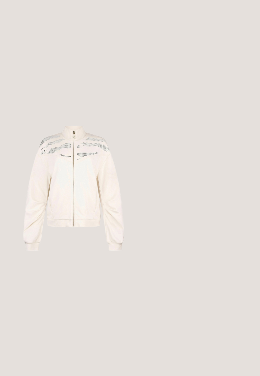 Chaqueta blanca con cremallera, cuello alto, mangas largas, puños acanalados y patrones horizontales con tachuelas plateadas en la parte superior del pecho y los hombros.; Camiseta sin mangas de algodón blanca con una textura de canalé ajustada, escote redondo y logo de Adidas bordado en negro en la parte frontal.; Leggings negros con un diseño ajustado, textura suave y detalles de costura vertical a lo largo de las piernas. Sin bolsillos ni adornos visibles.; Zapatilla deportiva de punto negra con suela blanca flotando sobre una alfombra beige, mesa de café de madera y libros apilados en una habitación de tonos neutros.; Bolso negro de Guess con doble asa, cremallera dorada, placa con el logo triangular y colgante en forma de corazón.; Pendientes de botón en forma de corazón plateado con colgantes circulares que presentan un borde de pedrería y una letra "G" en relieve en el centro.