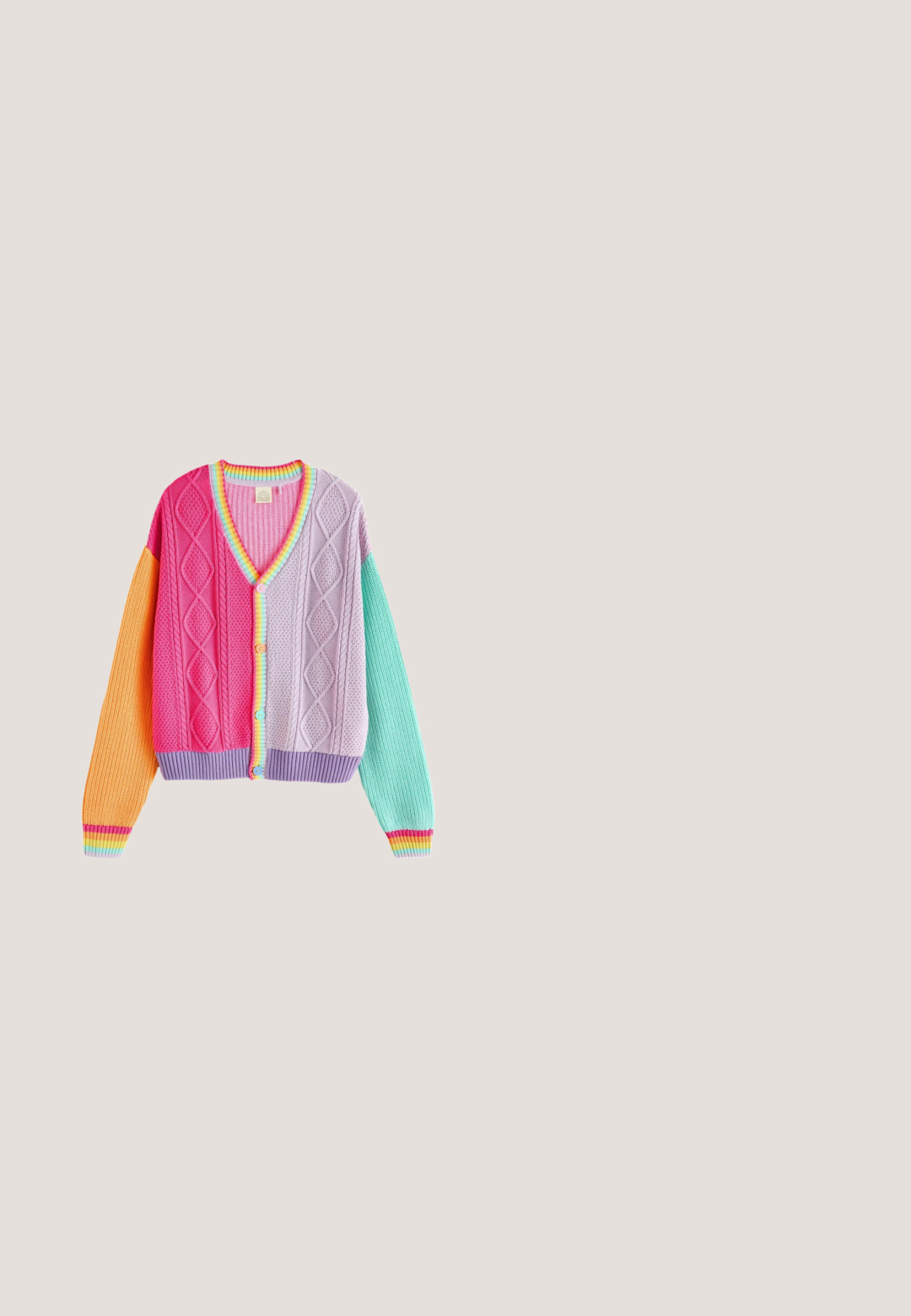 Strikket cardigan med diamantmønstre, lyserøde og lavendelpaneler, orange venstre ærme, grønblåt højre ærme, regnbuekant og flerfarvede knapper.; Blomstermønstret bluse i lys grøn med lyserøde og hvide detaljer, der har en rynket bodice og puffede ærmer, bundet bagpå med kvaster.; Tan ribbet stof med en blød tekstur, der viser teksturerede linjer og en blød fornemmelse. Materialet har et varmt, indbydende udseende.; Kastanjefarvet læder ankelstøvle med perforeret blomsterdesign, slouchy form, flad sål og subtil branding på hælen.; Firkantet tørklæde med orange baggrund, en stor solillustration og en regnbuestribe langs den ene kant, foldet i en cirkulær form.; Brun skuldertaske i læder med flettet mønster og lynlåslukning på toppen, vist mod en hvid baggrund.