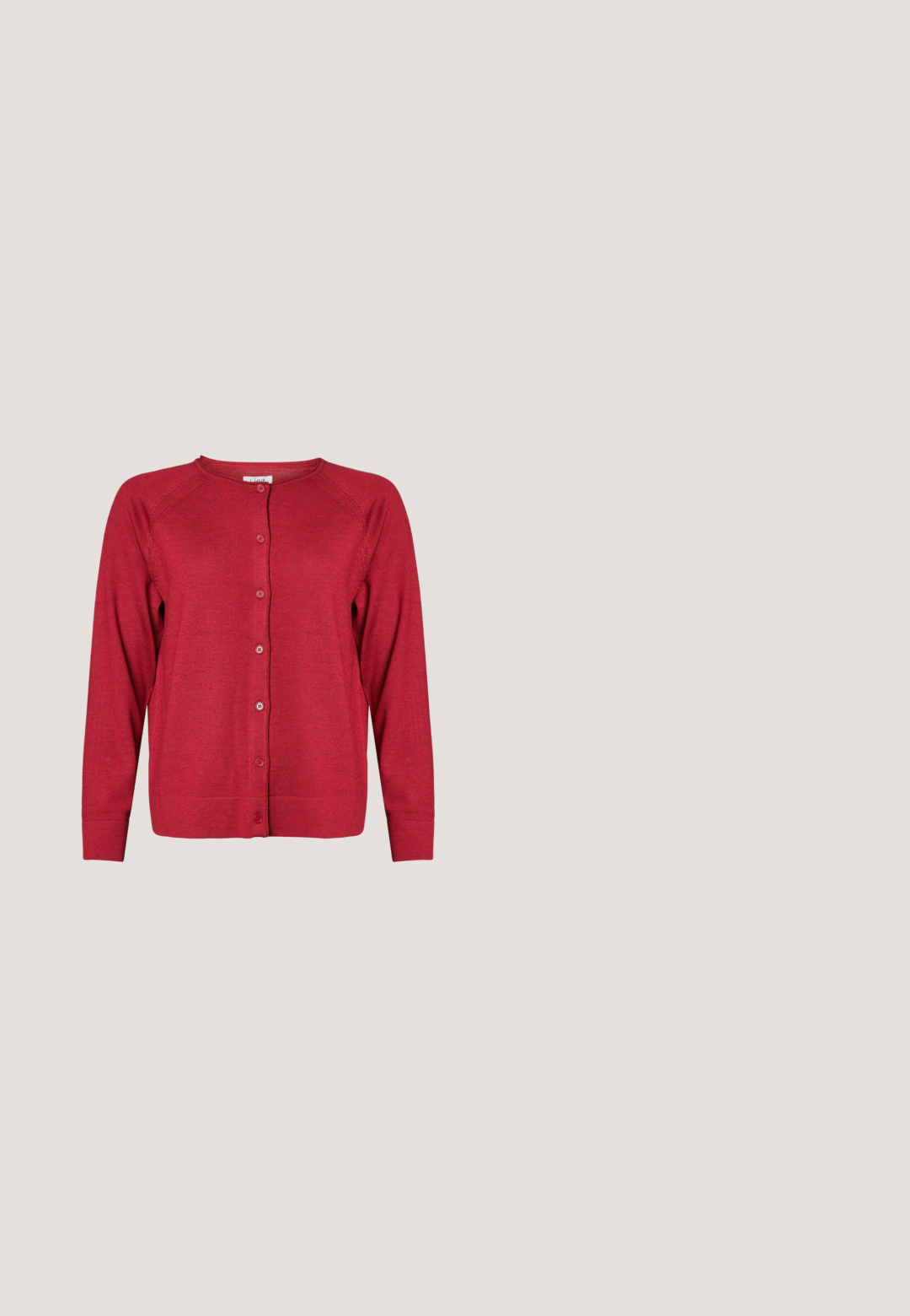Rød cardigan lavet af strikket stof, med rund hals, lange ærmer og knapper foran. Tekstureret finish med en klassisk pasform.; Sort sweatshirt med en struktureret overflade, der har et fuzzy design og hulmønstre. Rund halsudskæring og lange ærmer med en afslappet pasform.; Sort, knælang nederdel lavet af blødt stof med en glat tekstur, der har en elastisk talje og en flydende silhuet.; Sort læder højhælet sko med spids tå og ankelrem. Har en blokhæl og en glat tekstur. Enkel design uden mønstre.; Sort ruskind taske med dobbel top-håndtag, struktureret design, fremtrædende sømdetaljer og en rummelig silhuet til alsidig brug.; Guld øreringe med en cirkulær ring og en kæde med et slangemotiv. Ringen har små klare krystaller, der fremhæver dens øverste kant.