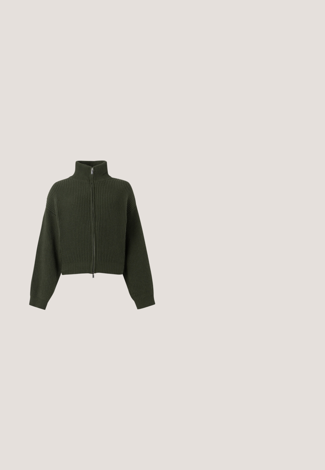 Strikket cropped cardigan i mørkegrøn med høj krave og lynlås foran. Har brede ærmer og ribbet tekstur over hele stoffet.; Mørkebrun langærmet tætsiddende T-shirt med rund hals, med enkelt design og glat stofstruktur, vist på en ensfarvet hvid baggrund.; Brune vide benbukser lavet af blødt stof, med en elastisk talje og en glat, mat overflade, uden synlige lommer eller mønstre.; Brun ruskind højhælet spids pumps med en slank smal stilet hæl på en ensfarvet lys baggrund.; Brun skuldertaske i læder med en sølvspænde på remmen og en fold-over klaplås, vist mod en hvid baggrund.; Tre par øreringe i guld-tone med klare og teksturerede akryldetaljer, vist i lodrette rækker på en ensartet lys baggrund.
