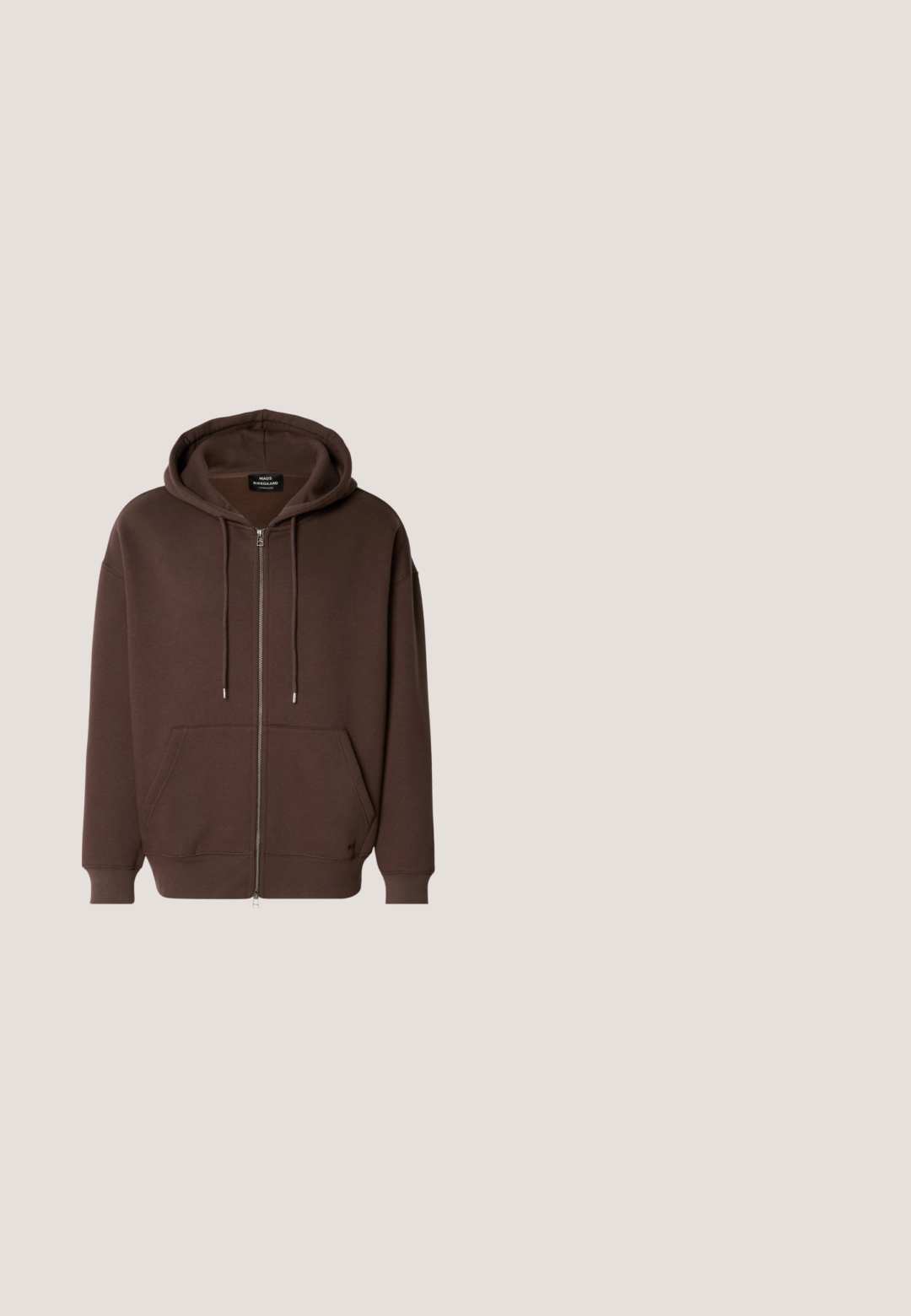 Bruine rits-hoodie van zachte stof, met een ruime frontzak, trekkoorden op de capuchon en geribbelde manchetten bij de mouwen.; Witte katoenen t-shirt met een hoge hals en korte mouwen. Voorzien van het 'SAMSØE SAMSØE' logo in het zwart op de voorkant. Glad van textuur.; Lichtblauwe denimshorts met een klassieke 5-pocket ontwerp, knoopsluiting en subtiele vervaging. Netjes afgewerkte zoom en zichtbare textuur.; Bruine suède sneaker met beige veters en rubberen zool. Heeft een afgeronde neus en gestikte details op het bovenwerk. Lichtgewicht ontwerp.; Donkergroene olijfgroene reistas met zwarte leren handvatten en afneembare schouderriem op een witte achtergrond.; Gevlochten riem in bruine tinten met een zilverkleurige metalen gesp, suède accenten en een gestructureerd oppervlak met een gevlochten ontwerp.