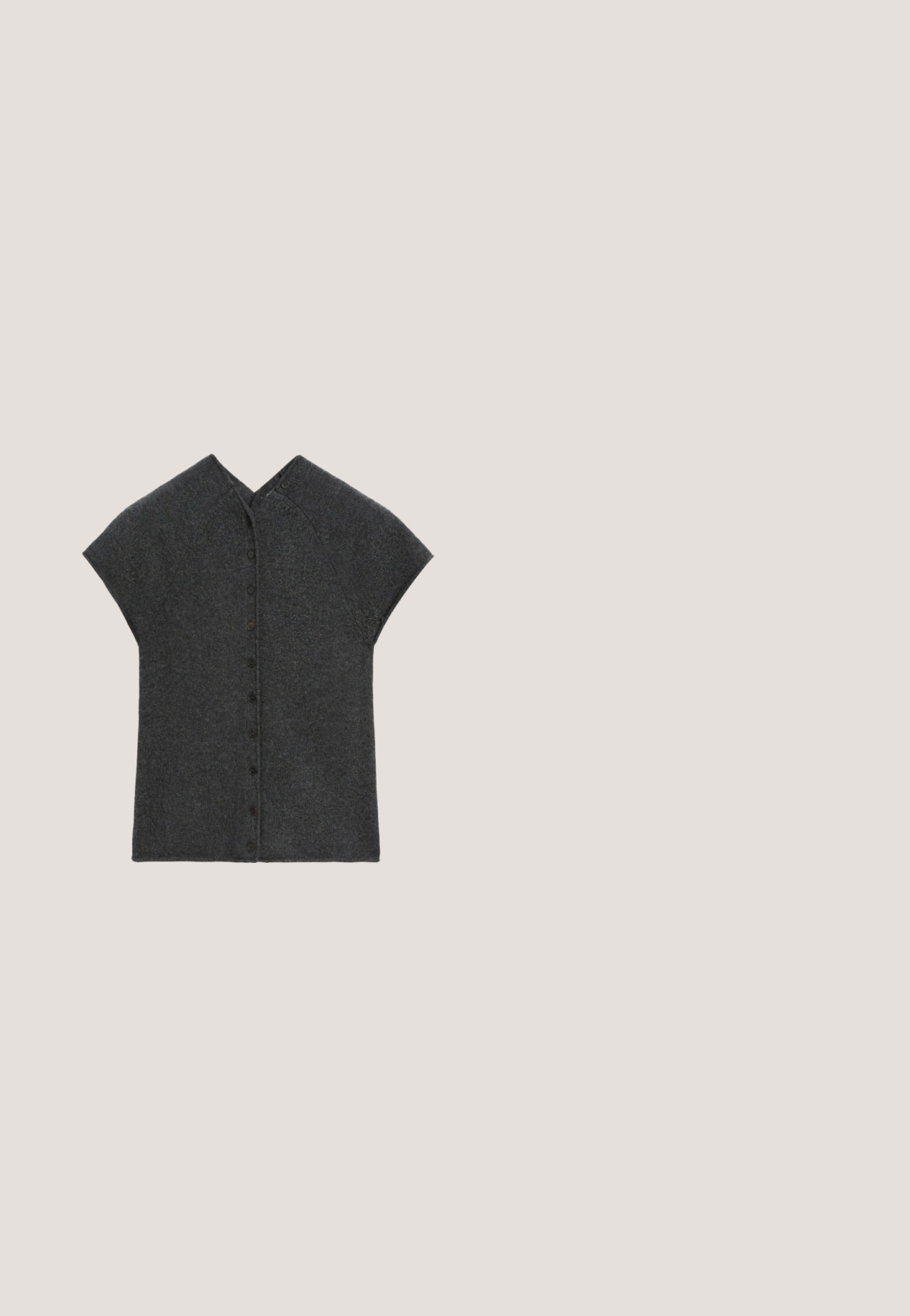 Cardigan gris foncé à manches courtes boutonné, en tissu tricoté doux, avec un col en V et un ourlet droit.; Chemise noire à manches longues avec un large col, en tissu doux, présentant une coupe ajustée et de minimalistes détails de couture.; Short en maille texturée noire avec taille élastique, présenté à plat sur fond blanc sans marque visible ni ornement.; Chaussure plate noire pour femme avec dessus texturé en tricot et petit talon, montrée de profil sur fond blanc.; Lunettes de soleil noires œil de chat avec verres teintés foncés et monture fine sur fond blanc.; Sac à épaule en cuir tissé noir avec une anse tressée simple et une forme triangulaire souple et décontractée sur fond blanc.