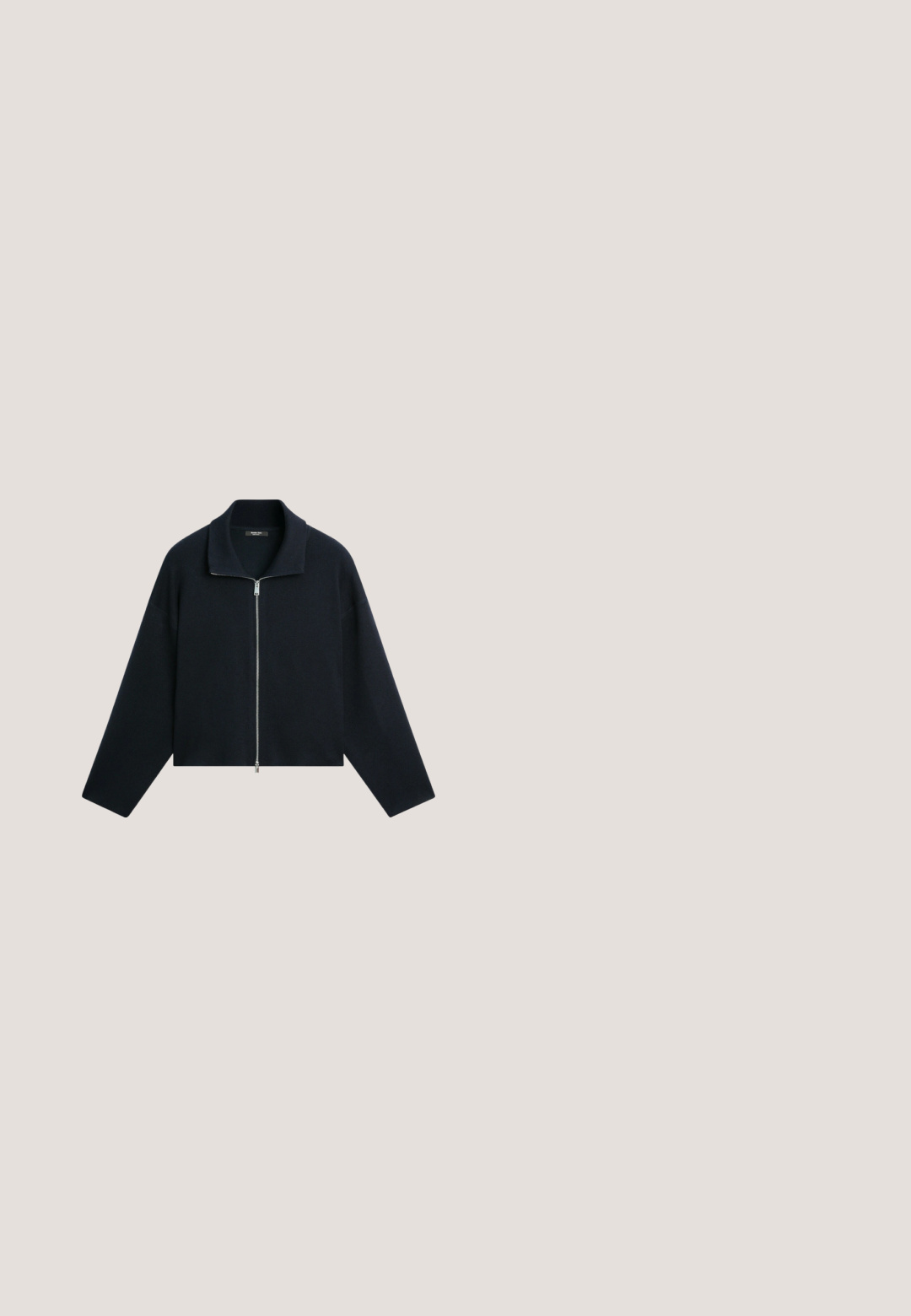Veste noire à manches longues avec fermeture éclair argentée intégrale à l’avant et col montant, présentée sur fond blanc.; Chemise blanche à manches longues, affichée à plat, côté dos visible, col rond simple, design minimaliste, sans motifs ni logos.; Pantalon noir à jambe droite avec fentes à l'avant de l'ourlet et fermeture éclair latérale, présenté sur fond blanc.; Chaussure slip-on en suédine noire avec un bout rond, un profil bas et une semelle en caoutchouc texturée. Elle présente un contour cousu et un design épuré.; Lunettes de soleil aviateur noires oversize avec des verres teintés foncés, affichées sur fond blanc.; Sac fourre-tout en cuir noir avec double poignées, large ouverture et côtés incurvés. Doté d'une texture lisse et de détails de couture subtils.