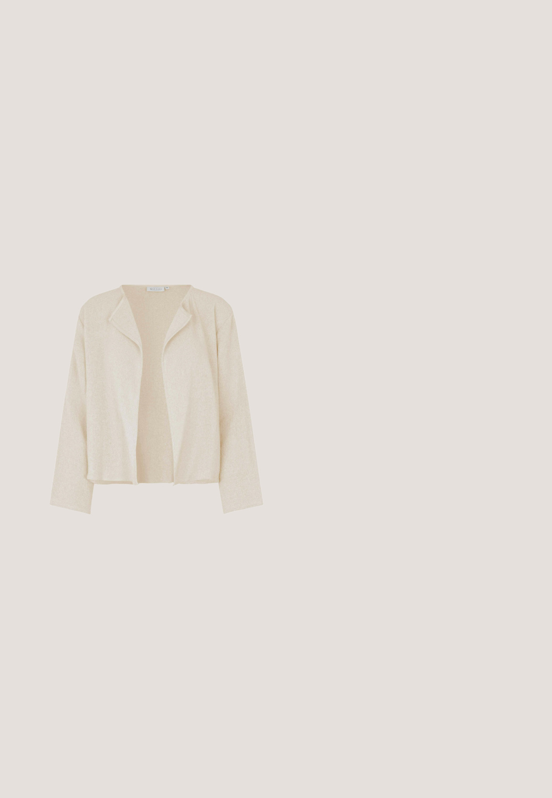 Masai JULITTA JACKET - Cardigan - jet stream; Off-the-shoulder langærmet top i rød- og hvidstribede mønstre. Blødt stof med samlet halsudskæring og tætsiddende silhuet. Glat tekstur.; Lysblå denimjeans med afslappet pasform, høj talje, fem lommer og diskret falmning på stoffet.; Pink og hvide New Balance 1000 sneakers svævende i luften over betontrapper med skygge synlig nedenunder.; Brun rektangulær mulepose med to brede håndtag, enkelt design og synligt centralt syning på hvid baggrund.; Guldtonet ring med en tekstureret overflade, der har små, jævnt fordelte metalperler. Glat indre ring med en poleret overflade.