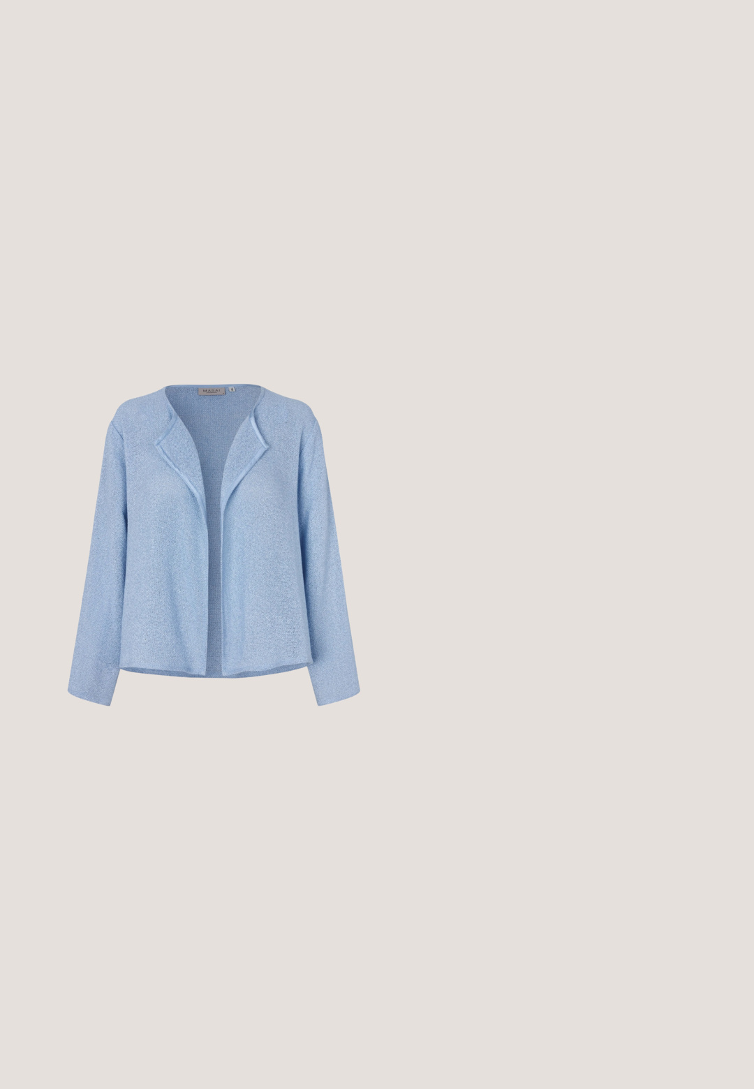 Lyseblå åben-front strikket cardigan med lange ærmer og en let struktureret stof.; Blå blomstret bluse med v-hals, korte puffærmer og indsnævret talje. Fremstillet af blødt stof med en glat overflade.; Bukser med vide ben i klar blå, lavet af blødt stof. Har forlommer og kontrasterende striber langs siderne.; Lyseblå sneaker med gule detaljer, tyk hvid sål, snørebånd foran og brun tekstureret ydersål, vist fra siden på hvid baggrund.; Lyseblå læder bæltepose med to lynlåslommer og justerbar rem med trykknapper.; Guldøreringe med blå emalje-striber. Slankt design med en glat overflade og en højglansfinish. Bemærkelsesværdig vinkelret form.