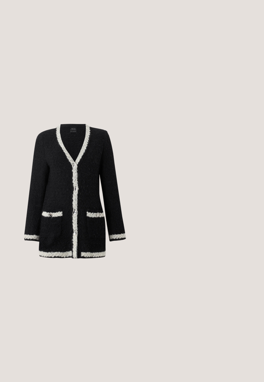 Sort tekstureret cardigan med hvid kant langs V-halsen, knaplukning, lommer, manchetter og kant.; Sort kortærmet T-shirt med V-hals, der har kontrastfarvet orange syninger og trykknaplukninger langs sidesømmene. Blødt bomuldsblandingsmateriale.; Sorte vide benbukser lavet af glat stof, med høj talje og plisserede detaljer. Ingen synlige dekorationer eller mønstre.; Sorte læder slingback-højhæle med spids tå, udskåret design og justerbar rem med metalhardware.; Sort læderhåndtaske med sølvfarvet kædestrop og sølvfarvet spænde, vist mod en ensfarvet lys baggrund.; Par skinnende sølvfarvede metaløreringe med spiraldesign og en rund sten i midten på en ensartet hvid baggrund.