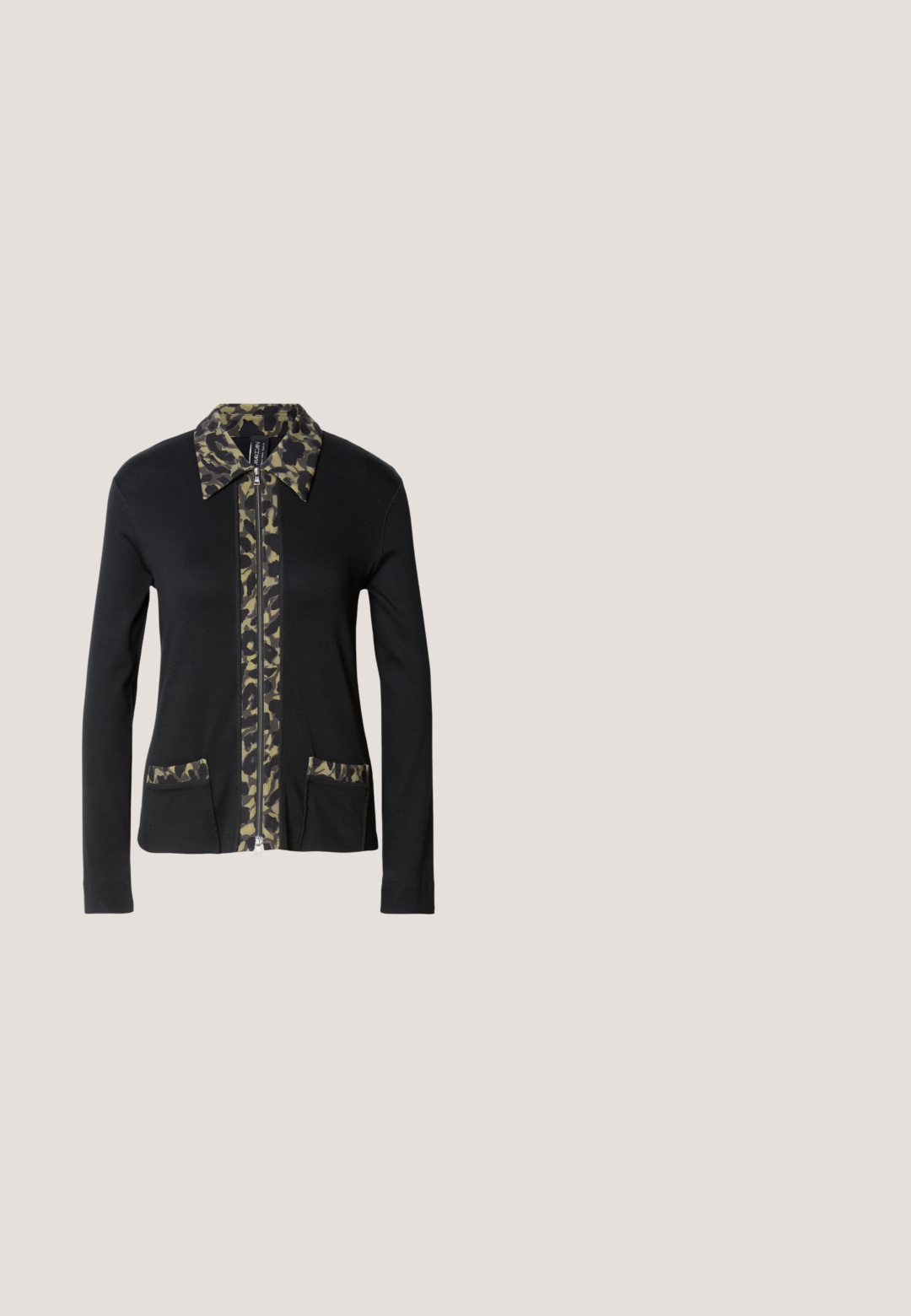 Veste zippée noire avec un col et un panneau avant à motif camouflage, dotée de deux poches avant avec des détails assortis. Manches longues.; Haut noir à manches courtes avec une ceinture brune entrelacée et un motif chaîne, avec un col rond et des bords de manches pliés.; Pantalons évasés noirs en tissu lisse. Présentent une taille plate à l'avant, une coupe ajustée au niveau des cuisses et une large ouverture au bas de jambe.; Escarpin slingback en cuir noir avec un bout pointu, un talon bloc moyen et une texture lisse. Présente un design découpé sur les côtés.; Sac à main en cuir noir de forme arrondie, avec une courte poignée, des accents en or et un subtil point doré à l'avant. Texture lisse.; Boucles d'oreilles en or avec un design en corde, présentant un logo "RL" en relief au centre. Forme ronde et texture lisse.