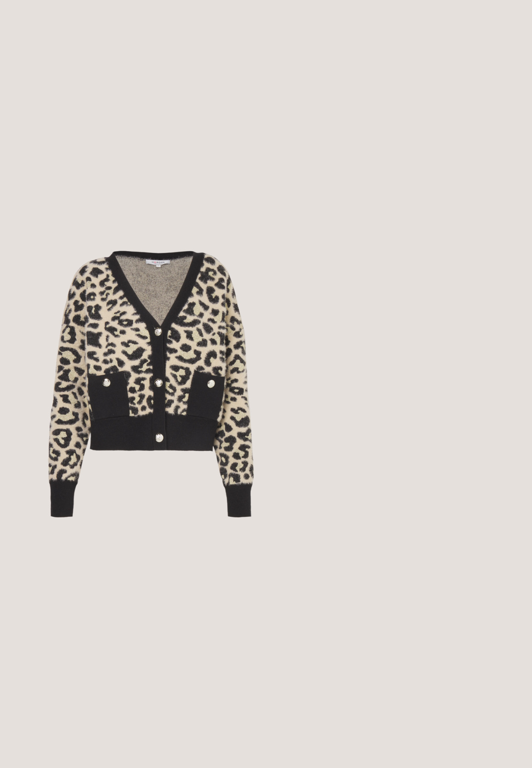 Morgan JACOB - Chaqueta de punto - multicooured; Top de terciopelo negro con un alto cuello, mangas cortas abullonadas y una silueta ajustada. Textura suave con un acabado liso y elegante.; Pantalones cortos negros tejidos con un acabado texturizado y un brillo sutil. Presenta una cintura alta y una forma estructurada en A.; Botas negras hasta la rodilla, hechas de cuero suave, con punta redonda y tacón grueso, con un diseño sencillo y sin herrajes visibles.; Mujer con camiseta blanca con logo, vaqueros azules y riñonera negra de Michael Kors con cremalleras doradas y detalles de cadena, de pie junto a una pared beige.; Pulsera de cadena gruesa dorada con eslabones curvos y dos acentos de perlas blancas sobre un fondo claro.