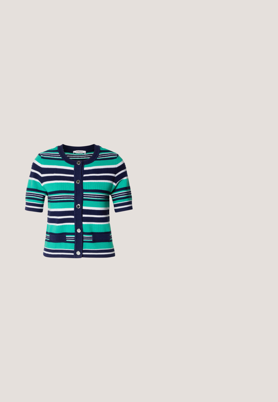 Kurzeiliges Kardigan in blauen, grünen und weißen Streifen. Verfügt über fünf Knöpfe, einen gerippten Kragen und Taschen auf der Vorderseite.; Blaues Kurzarm-T-Shirt mit aufgerollten Bündchen und Rundhalsausschnitt, aus weichem Stoff, innen im Kragen mit dem Aufdruck „VILA“.; Weit geschnittene blaue Jeanshose mit elastischem Bund und Kordelzug, mit vertikalen Nahtdetails an den Seiten und vorne.; Schwarze Leder Slingback-Absätze mit einer spitzen Zehenform, schmalem verstellbarem Riemen und einem etwa 5 cm hohen Stiletto-Absatz, glatte Textur.; Schwarze Tragetasche mit vertikaler gerippter Textur, zwei Stoffgriffen und einer strukturierten Form. Schlichtes Design ohne sichtbare Beschläge oder Akzente.; Zwei Paare goldfarbener geometrischer Creolen auf einer schlichten weißen Oberfläche, ein Paar quadratisch und massiv, ein Paar rechteckig und hohl.
