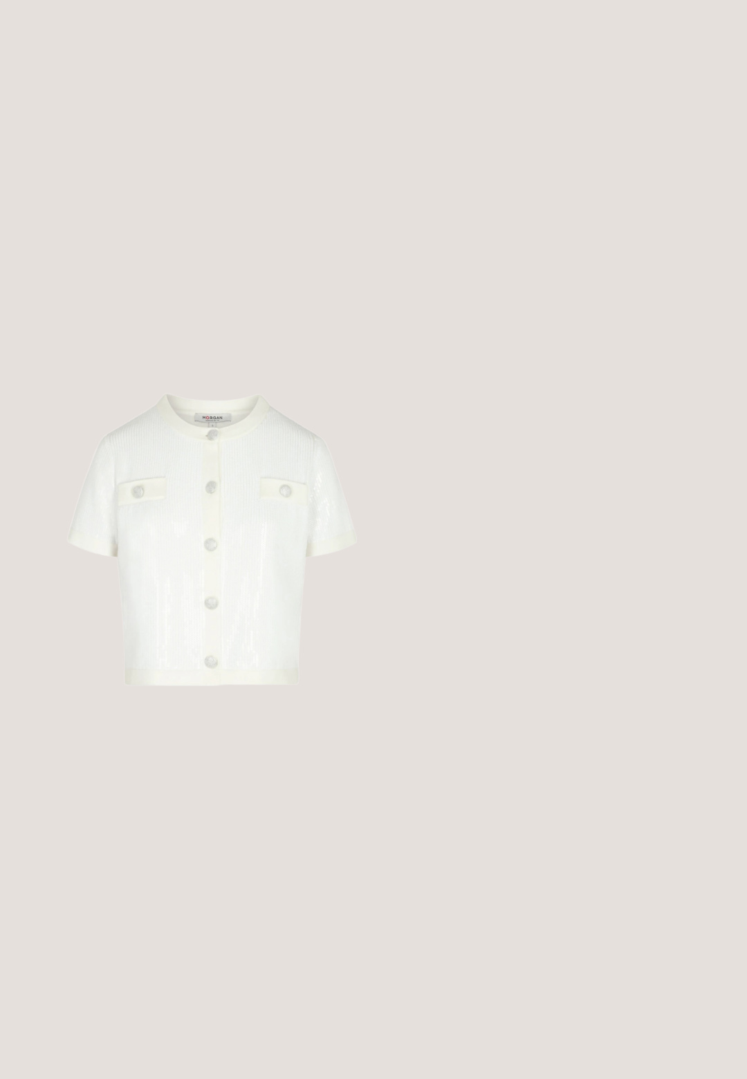 Cárdigan de punto blanco de manga corta con escote redondo, cierre frontal de botones y dos bolsillos en el pecho con botones.; Vestido amarillo de capas con un diseño fluido, que presenta tirantes finos y una parte trasera fruncida. Acentuado con un detalle de flor en los tirantes.; Zapato slingback de cuero blanco con un acabado texturizado, punta afilada y tacón cuadrado. Presenta una hebilla decorativa en tono dorado en la parte frontal.; Gafas de sol de forma cuadrada con montura translúcida beige y lentes oscuras, mostradas sobre un fondo blanco liso.; Pequeño bolso de mano de cuero crema con asas superiores, una correa frontal asegurada con una hebilla dorada y una correa de hombro desmontable.; Pulsera de perlas con perlas blancas irregulares y cierre dorado, con un pequeño colgante rectangular de oro con un diseño decorativo.