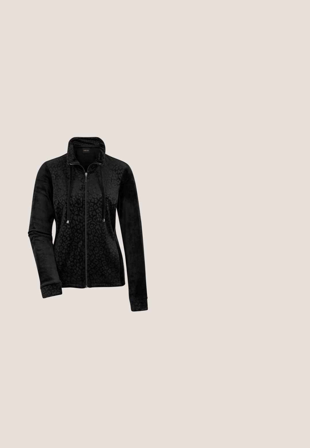 Schwarze Veloursjacke mit vollem Reißverschluss, subtilen Leopardenmuster, hohem Kragen, langen Ärmeln und Kordelzügen am Ausschnitt.; Hellgraues Langarmshirt mit dunkelgrauem abstraktem Blumendesign auf der Vorderseite und Rundhalsausschnitt.; Schmal geschnittene, ausgewaschene schwarze Jeans mit Knopfverschluss vorne, Reißverschluss und Fünf-Taschen-Design, vor einem weißen Hintergrund gezeigt.; Palado OMYLIA - Cowboy-/Bikerstiefelette - braun; Schwarze Sonnenbrille mit quadratischen Gläsern und lila Tönung. Mit eleganten schwarzen Bügeln und subtilen goldenen Akzenten am Schläfenbereich.; Schwarze gesteppte Lederhandtasche mit zwei Griffen, goldfarbenen Nieten und einem verstellbaren Schulterriemen mit goldfarbener Schnalle.