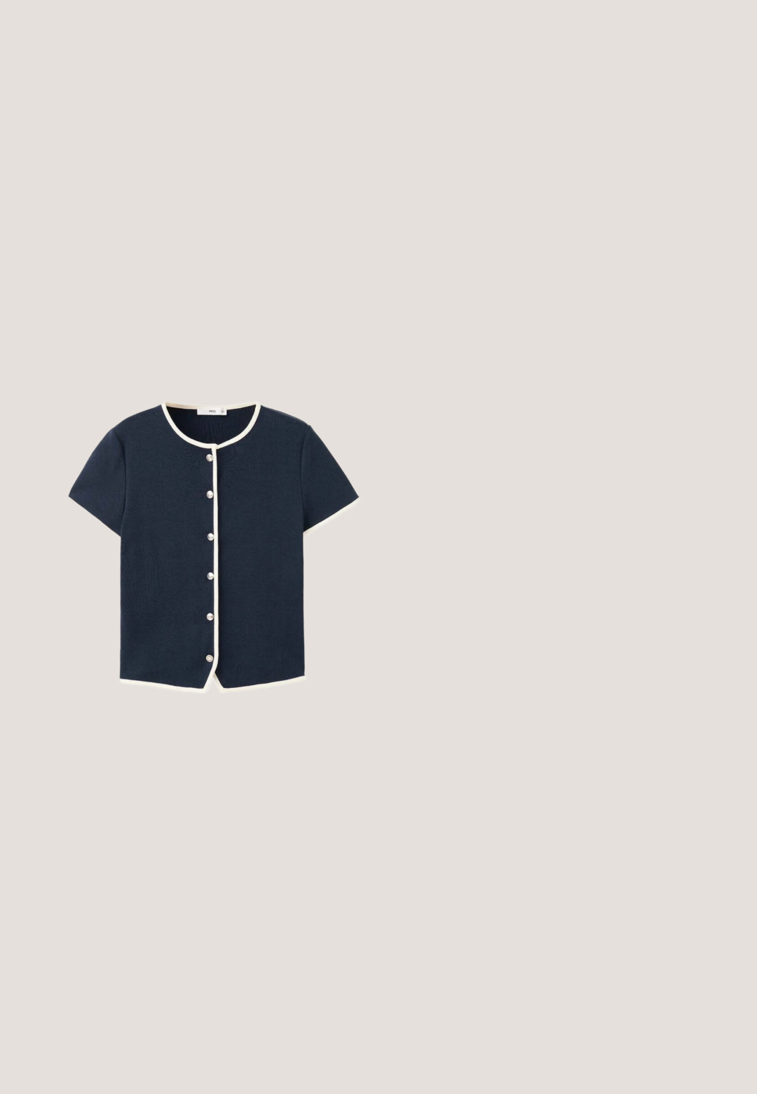 Cardigan bleu marine à manches courtes avec un liseré blanc le long des bords et des boutons nacrés sur le devant.; T-shirt en coton bleu marine, manches courtes, col rond, coupe décontractée, texture lisse, sans motifs ni détails de design visibles.; Pantalon large bleu marine raccourci avec plis, passants pour ceinture et fermeture avant dissimulée, présenté sur fond blanc.; Sandale slide à bout ouvert rayée bleu foncé et blanc, avec deux brides réglables à boucle et semelle plate.; Lunettes de soleil en plastique noir avec des verres marron, monture carrée audacieuse et accents dorés sur les tempes. Texture lisse, design moderne.; Sac à main en cuir navy avec une texture lisse, de forme rectangulaire et une seule bandoulière. Présente un logo en argent à l'avant.