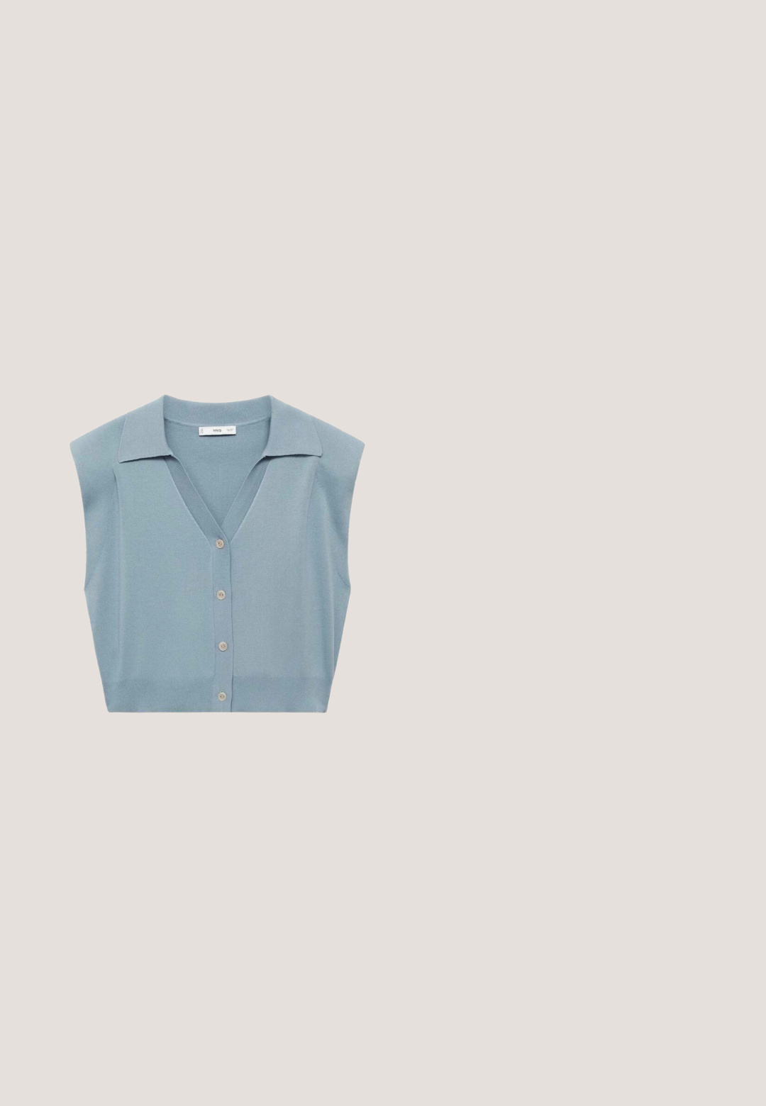 Lys blå strikket ærmeløs cardigan med V-hals, knaplukning foran og krave. Glat tekstur og tætsiddende design.; Lyseblå t-shirt med korte ærmer og rund hals med lige kant, vist mod en hvid baggrund.; Lyseblå bukser med vide ben, høj talje og sidelommer, lavet af tekstureret stof.; Lyseblå slip-on sandal med sort sål og bred rem med en stor skinnende guldfarvet spænde på toppen.; Katteøje solbriller med guldfarvede metalrammer og blå tonede linser, vinklet mod en hvid baggrund.; Lyseblå tote bag og matchende lynlåspose med geometrisk mønster og dobbelt skulderremme, sat mod hvid baggrund.