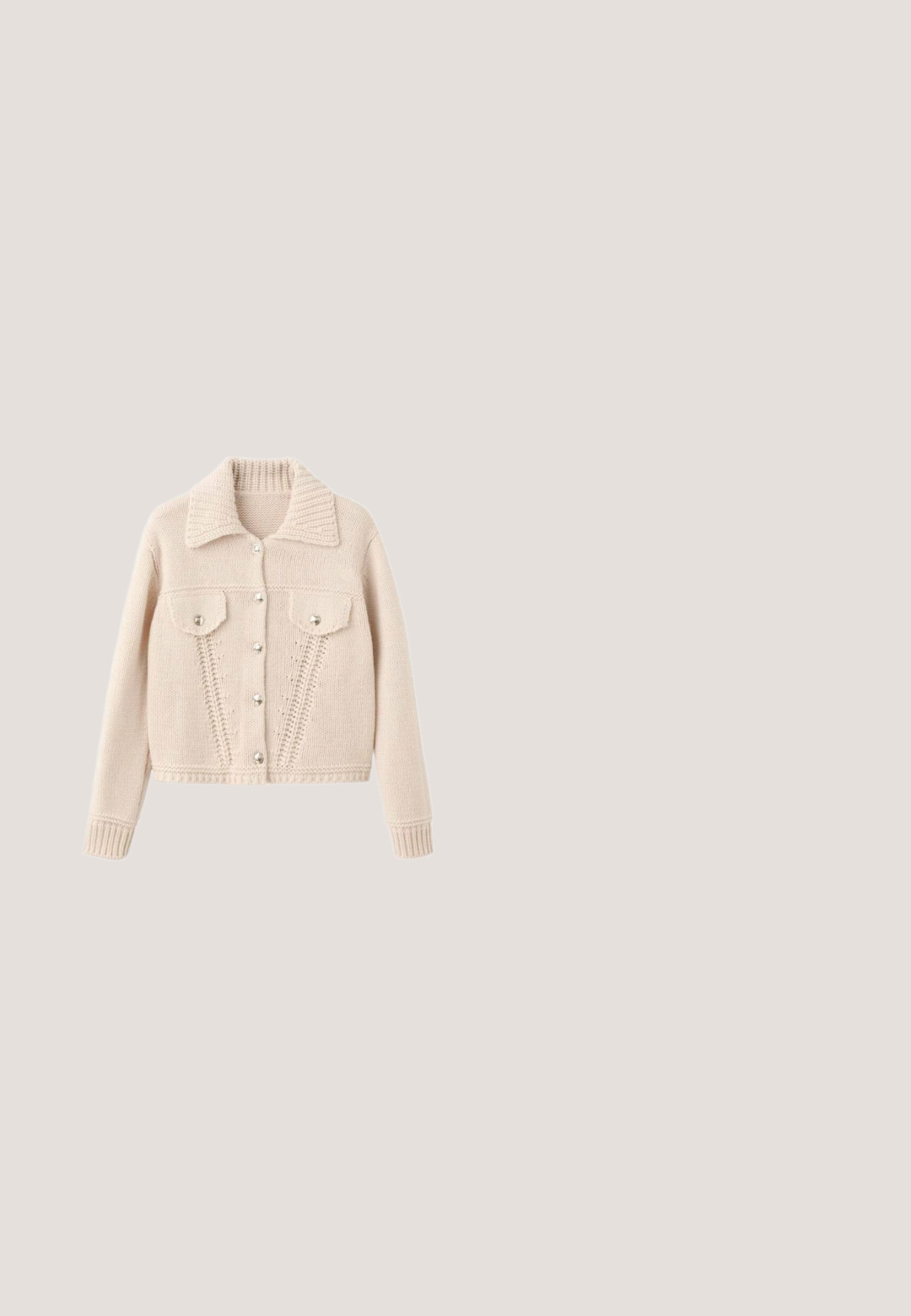 Cardigan beige en tricot avec col, deux poches avant et boutons argentés; présente des motifs texturés et des poignets côtelés.; Débardeur côtelé crème sans manches avec applications florales au crochet près de l'épaule droite et de la taille gauche, marque Next.; Jeans blancs à jambe large en denim avec un devant plat, deux poches avant et une fermeture à bouton, présentant une coupe droite et sans motifs visibles.; Mocassin femme en daim marron avec un petit talon noir et un détail de boucle dorée sur le dessus, vu de côté.; Sac à main en daim beige avec deux poignées arrondies, une fine sangle horizontale et une fermeture dorée sur le devant.; Collier en chaîne en or rose avec des charms alternés en étoile et en croissant de lune. Design délicat avec un fermoir à homard et une longueur ajustable.