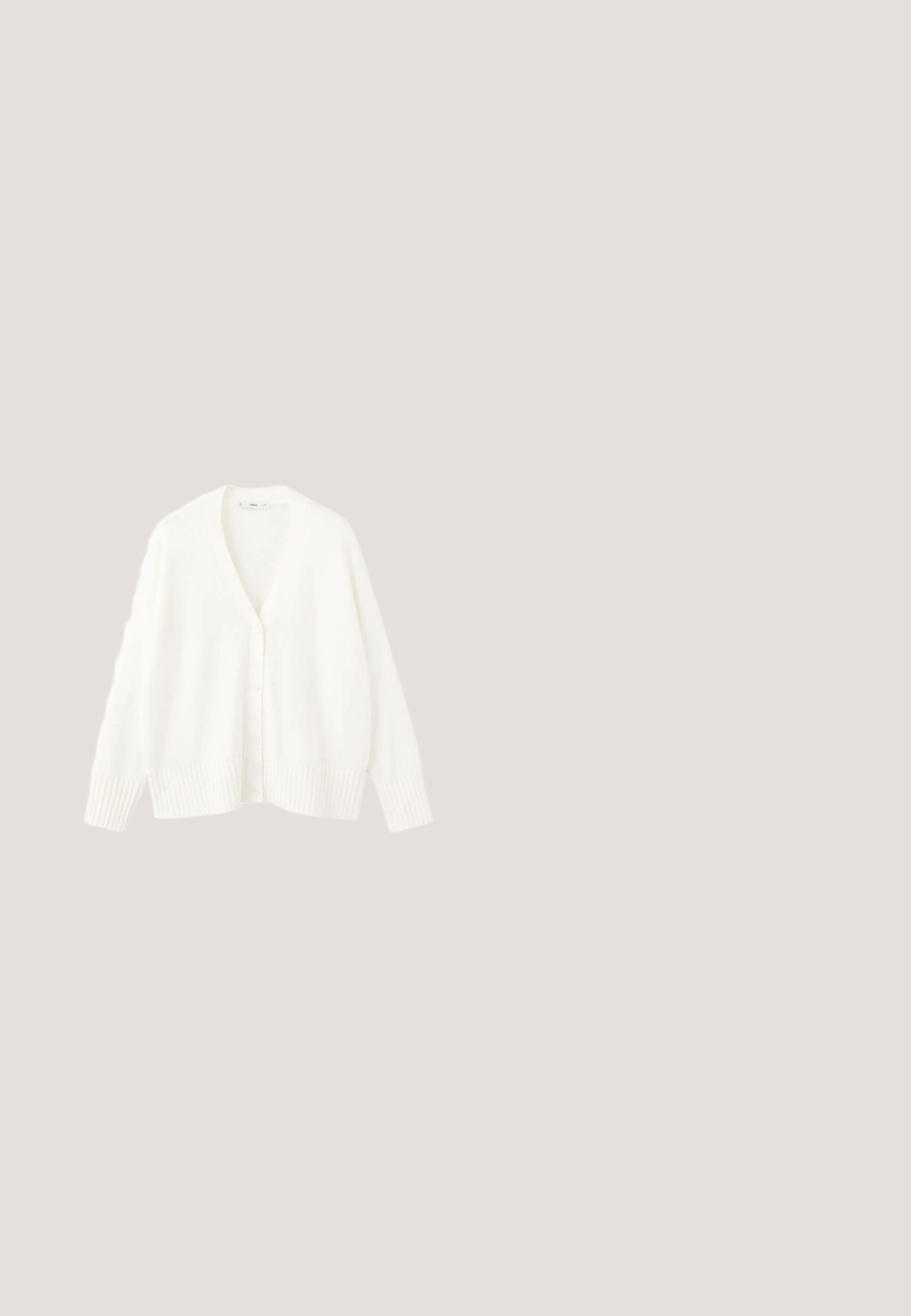 Hvid strikket cardigan med V-udskæring, fem knapper foran samt ribstrikkede manchetter og kant. Blød tekstur og afslappet pasform.; Hvid kortærmet polo shirt lavet af glat stof, med en klassisk krave og tre-knaps placket, samt en tætsiddende silhuet.; Lyseblå stribede wide-leg bukser med snoretræk i taljen, der har to forlommer og et blødt, tekstureret stof.; Hvid sneaker med lav skaft, lyseblå og grå ruskindsdetaljer, snørelukning og flad gummisål.; Cat-eye solbriller med brune tonede linser, beige stænger og et mønstret stel med Gucci-logoet; "GUCCI" trykt på siden.; Blå stofnet med sort hjerte-mønster og to skulderremme, rektangulær form, uden synlig lukning eller lommer.