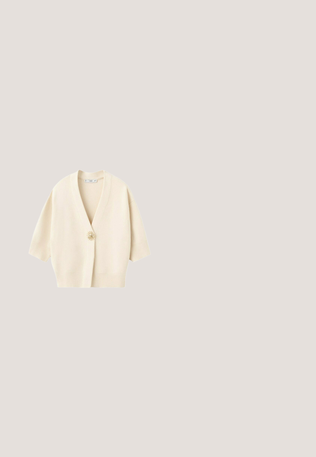 Roomkleurig kortärmelig vestje met V-hals en een enkele decoratieve zonvormige knoopsluiting aan de voorzijde in het midden.; Bruine loszittende top met korte mouwen, brede vleermuismouwen en een ronde hals, weergegeven op een witte achtergrond.; Bruine, lange, gebreide rok met een elastische taille. Gladde textuur, licht uitlopende design en een uniforme kleur zonder patronen of accenten.; Bruine leopardenprint clogs met een zachte textuur bovenkant, verstelbare band en gouden gesp. Platte zool met griptextuur.; Gele leren handtas met afgeronde bovenkant handvat en zilveren studs langs de randen en de middennaad, rechtopstaand op een witte achtergrond.; Sieradenset in goudkleur met twee hartvormige stukken die verticaal aan elkaar zijn verbonden, bestaande uit een hanger en bijpassende studs.