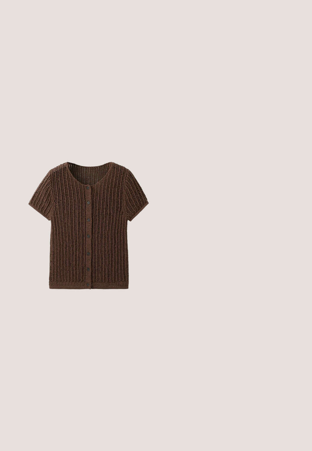 Cardigan en maille marron à manches courtes avec un col rond et une fermeture à boutons sur le devant, présentant un motif texturé en maille ajourée.; Veste marron foncé à manches longues avec col, deux boutons et une ceinture assortie en tissu nouée à la taille.; Pantalon en maille marron à jambes larges et taille à cordon, présentant un motif floral en relief sur chaque jambe.; Mule ouverte en suède marron avec talon bas en forme de petit chat et détail de boucle argentée sur une large bride traversant le pied.; Giorgio Armani Lunettes de soleil - brown; Sac à main en cuir marron avec un motif tissé, avec deux longues anses fines pour un port à l'épaule.