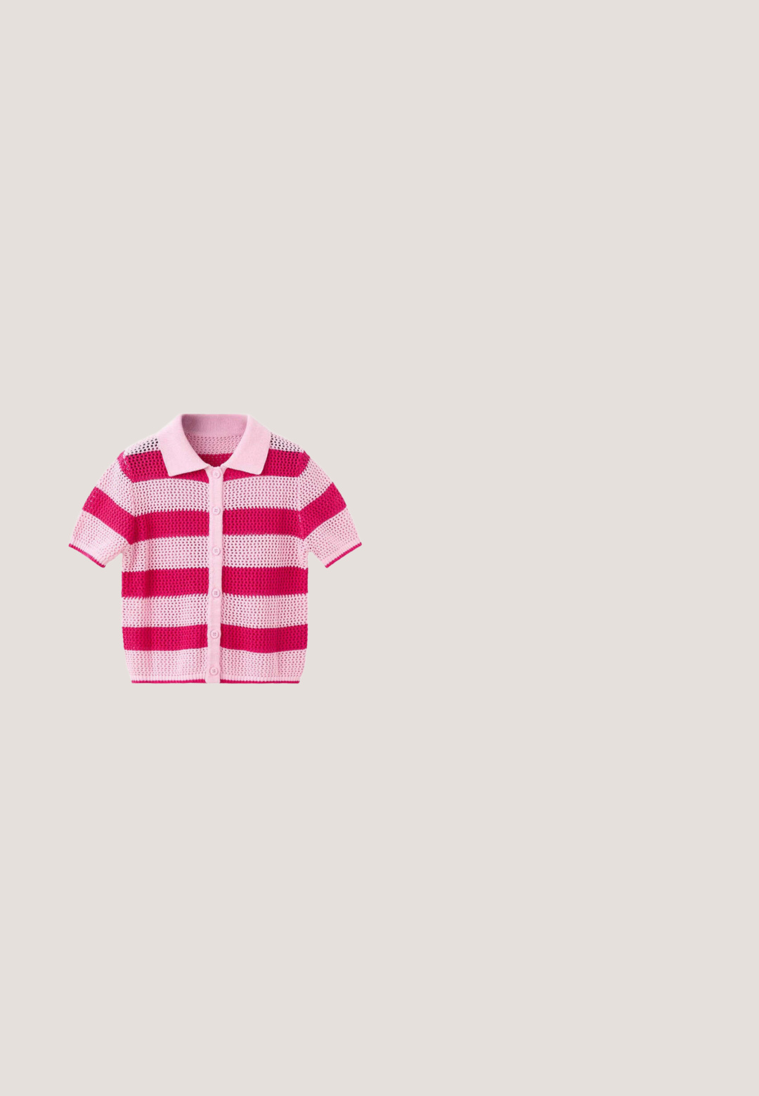 Cardigan en maille à manches courtes avec de larges rayures horizontales roses et rouges, boutonné sur le devant et col pointu.; Haut à bretelles rayé rose et violet avec un décolleté en V profond et une taille froncée, noué au cou avec des fines bretelles.; Pantalon rose clair à jambes larges avec taille élastique et cordon de serrage réglable, doté de poches latérales, posé à plat sur fond blanc.; Sandale plate rose avec franges multicolores et détails de pampilles sur une lanière large unique et une semelle marron clair.; Lunettes de soleil transparentes roses avec des verres teintés verts, de forme angulaire en œil de chat, et des accents latéraux clairs. Présente des branches fines.; Petit sac à main rectangulaire tissé de couleur rose avec une anse épaisse et un grand pompon rond sur le rabat avant.