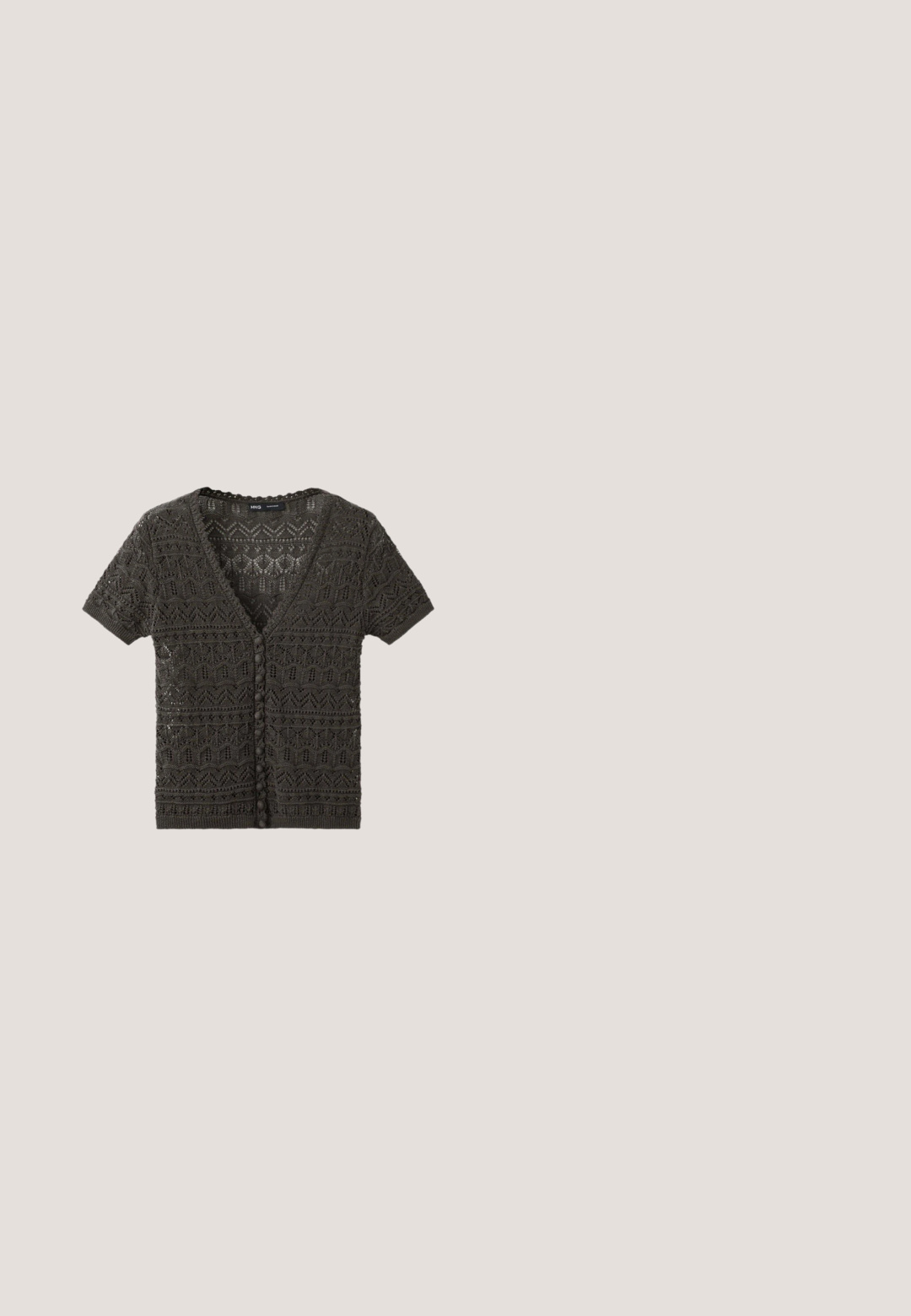 Cardigan noir à manches courtes en maille avec motif géométrique en dentelle et boutons recouverts de tissu sur le devant, col en V.; Top marron sans manches avec une broderie florale subtile, un col rond et un pli central à l'avant.; Pantalon marron à jambes larges avec broderie florale rose et lien à l'avant à la taille élastique, posé à plat sur fond blanc.; Chaussure plate imprimé léopard avec un bout arrondi, une bride sur le cou-de-pied et des trous de ventilation. Fabriquée en matériau flexible avec une texture lisse.; Lunettes de soleil rectangulaires marron avec des verres légèrement courbés et des branches fines, posées sur une surface gris clair.; Sac fourre-tout tissé marron foncé avec deux bretelles et un pompon décoratif avec de petits coquillages suspendu à une bretelle.