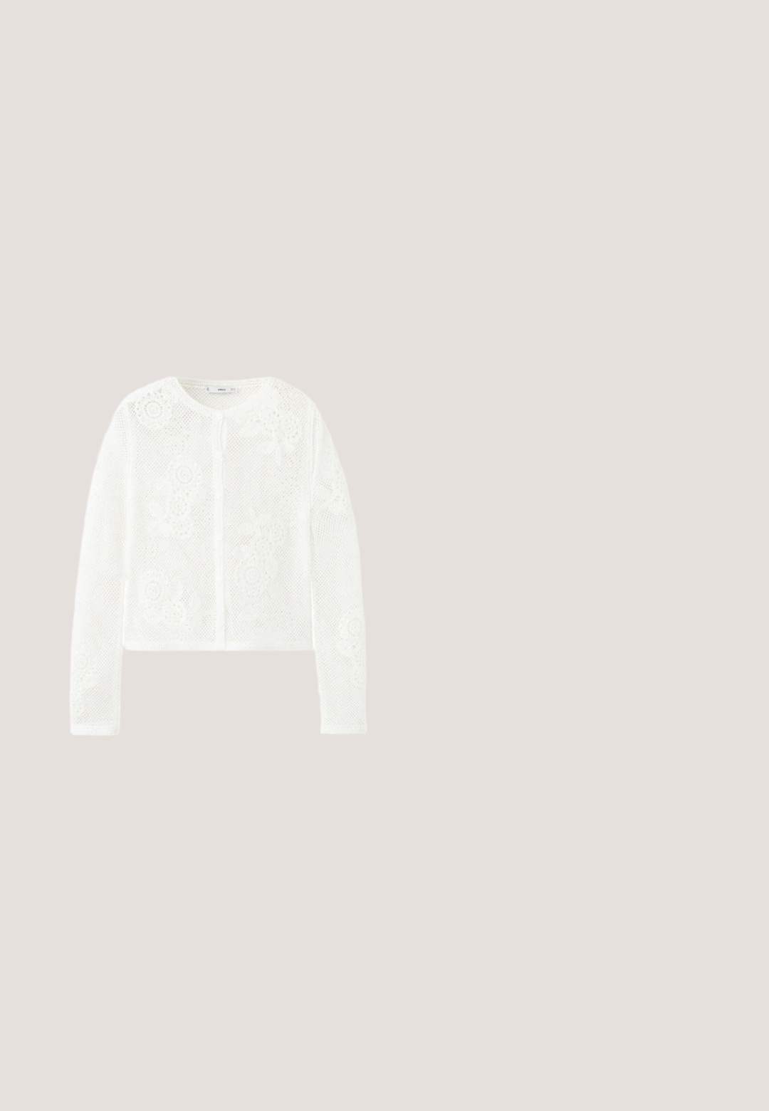 Cardigan blanc en maille à manches longues avec motifs en dentelle florale et fermeture boutonnée à l'avant.; Gilet sans manches jaune doux en crochet avec des boutons sur le devant et un col en V présentant des motifs floraux et en losange.; Crop top sans manches couleur crème avec fines bretelles, bordure en dentelle le long du décolleté et à l'avant, et un petit nœud noué au centre.; Shorts en coton couleur crème avec taille élastique et motif brodé floral en broderie anglaise sur toute la surface.; Mule en tissu beige avec bout pointu et semelle plate, présentant un motif en maille ouverte texturée sur la partie supérieure.; Sac à main tissé beige et marron rayé avec double poignées et une petite étiquette de marque rectangulaire sur le devant.
