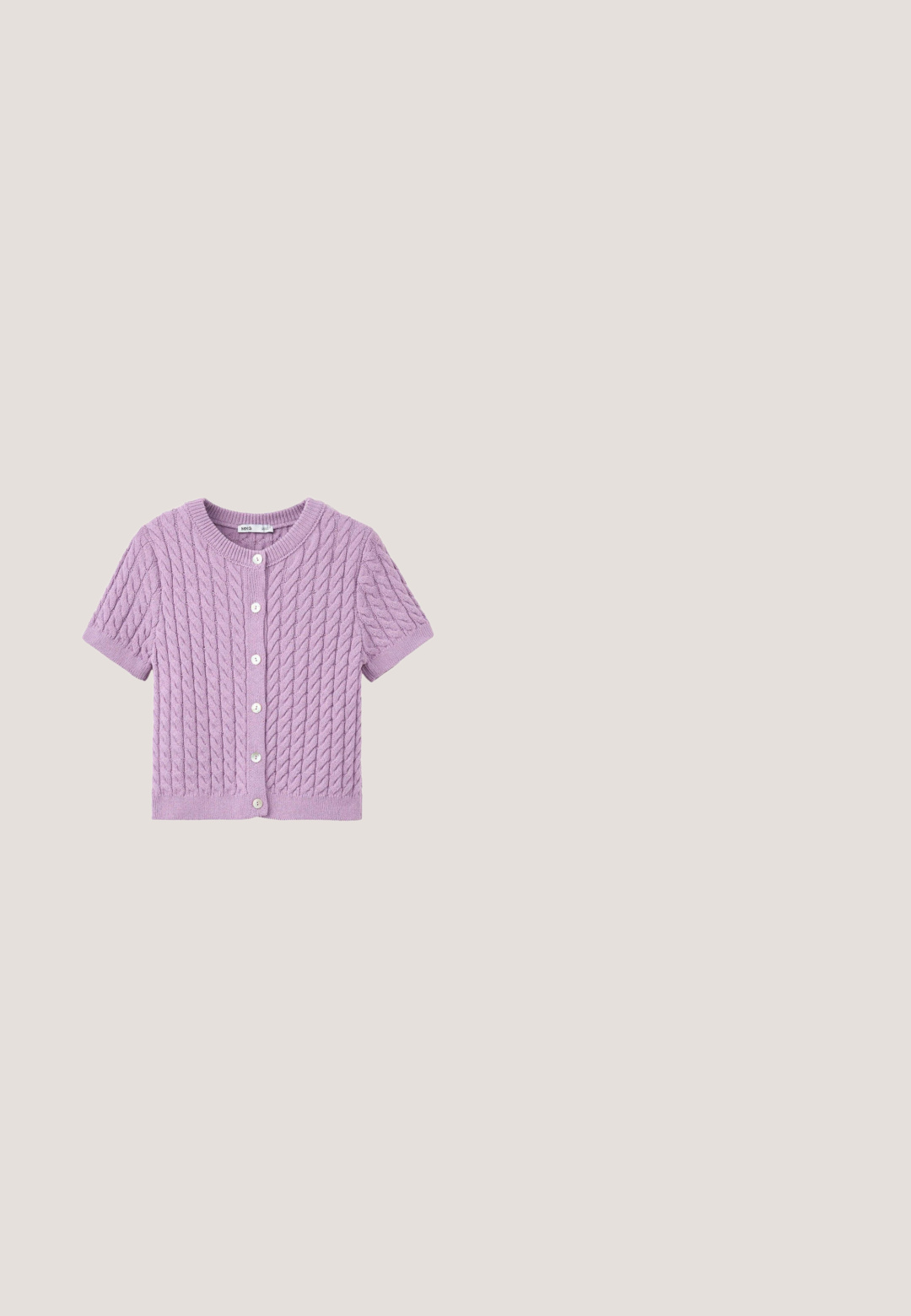 Kortærmet lavendel kabelstrikket cardigan med rund halsudskæring og seks hvide knapper foran.; Lyserød kortærmet strikket top med ribbet tekstur, der har en klassisk krave og en lige pasform. Blødt stof med en glat overflade.; Lys lyserøde bukser med brede ben, plisseringer og sidelommer, med høj talje og skræddersyet pasform.; Lyserød ruskindsneaker med hvide striber, hvide snørebånd og en brun gummisål, vist fra siden på en hvid baggrund.; Lille rektangulær lyserød quiltet crossbody taske med gulddetaljer og justerbar lang rem på hvid baggrund.; Lyserød plastikhårklo med en blank finish, der har gyldne accenter og hvide tænder for greb. Bøjet design for sikker styling.