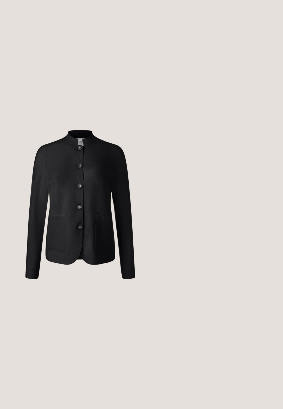 Schwarze Strickjacke aus feinem Stoff, mit rundem Kragen, vorderem Knopfverschluss mit sechs Knöpfen und zwei Fronttaschen.; Schwarzes T-Shirt mit kurzen Ärmeln und V-Ausschnitt, geradem Saum und einem Größenetikett im Kragen mit der Aufschrift „MORE & MORE 36“.; Buffalo Leggings - Hosen - schwarz/weiß; Schwarze Knöchelstiefel mit Blockabsatz, aus weichem Wildleder. Mit einer abgerundeten Zehe und glatten Seitenpaneelen mit detaillierter Naht.; Schwarze strukturierte Lederhandtasche mit oberen Griffen, abnehmbarem Schulterriemen und dekorativem Riemendetail mit silbernen Ösen.; Silberne Metallkette mit einem Y-förmigen Design, das einen zentralen Balken und zwei vertikale Kettenabfälle aufweist, und ein elegantes, minimalistisches Aussehen präsentiert.